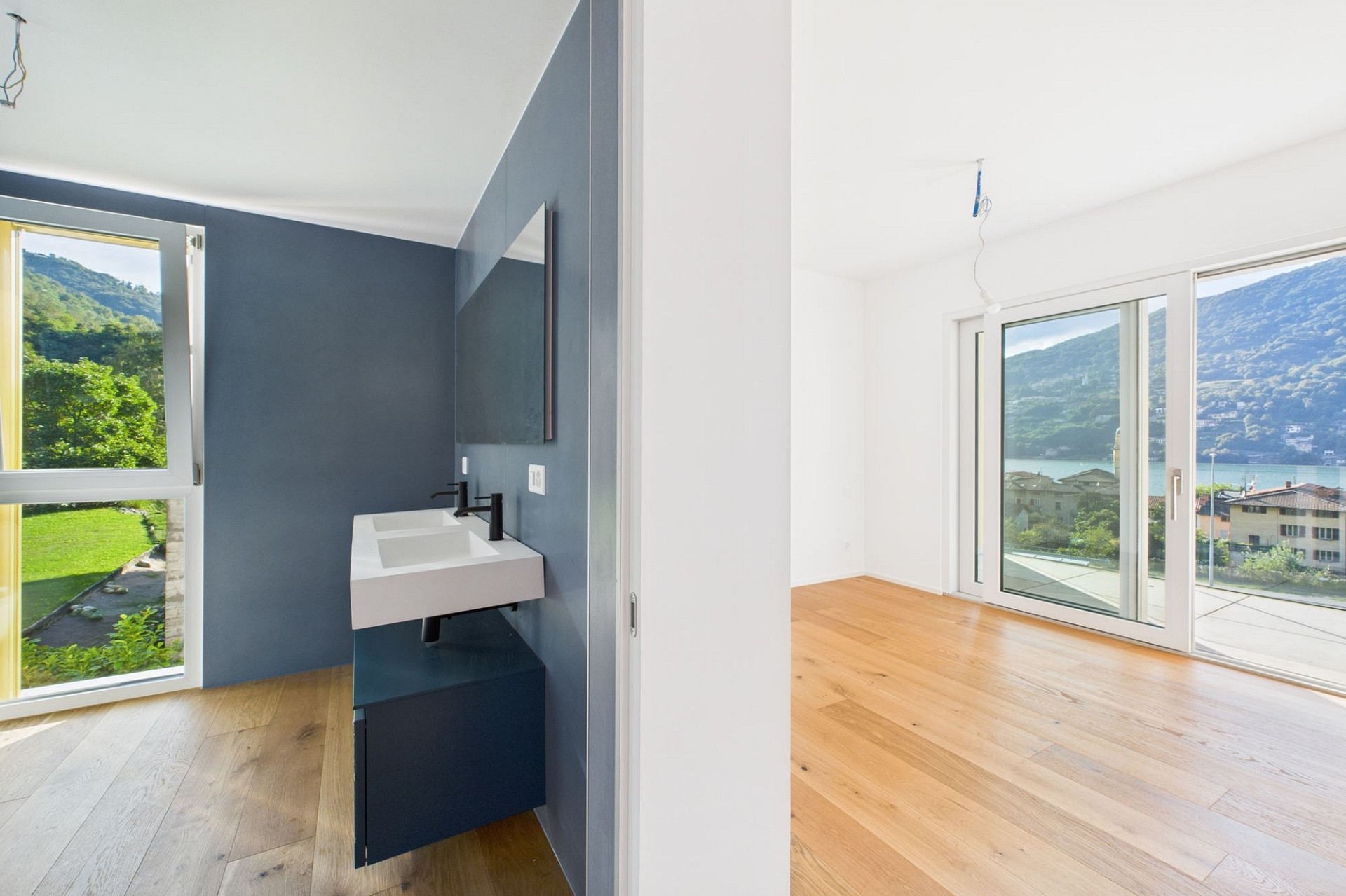 Moderne Innenräume mit Seeblick