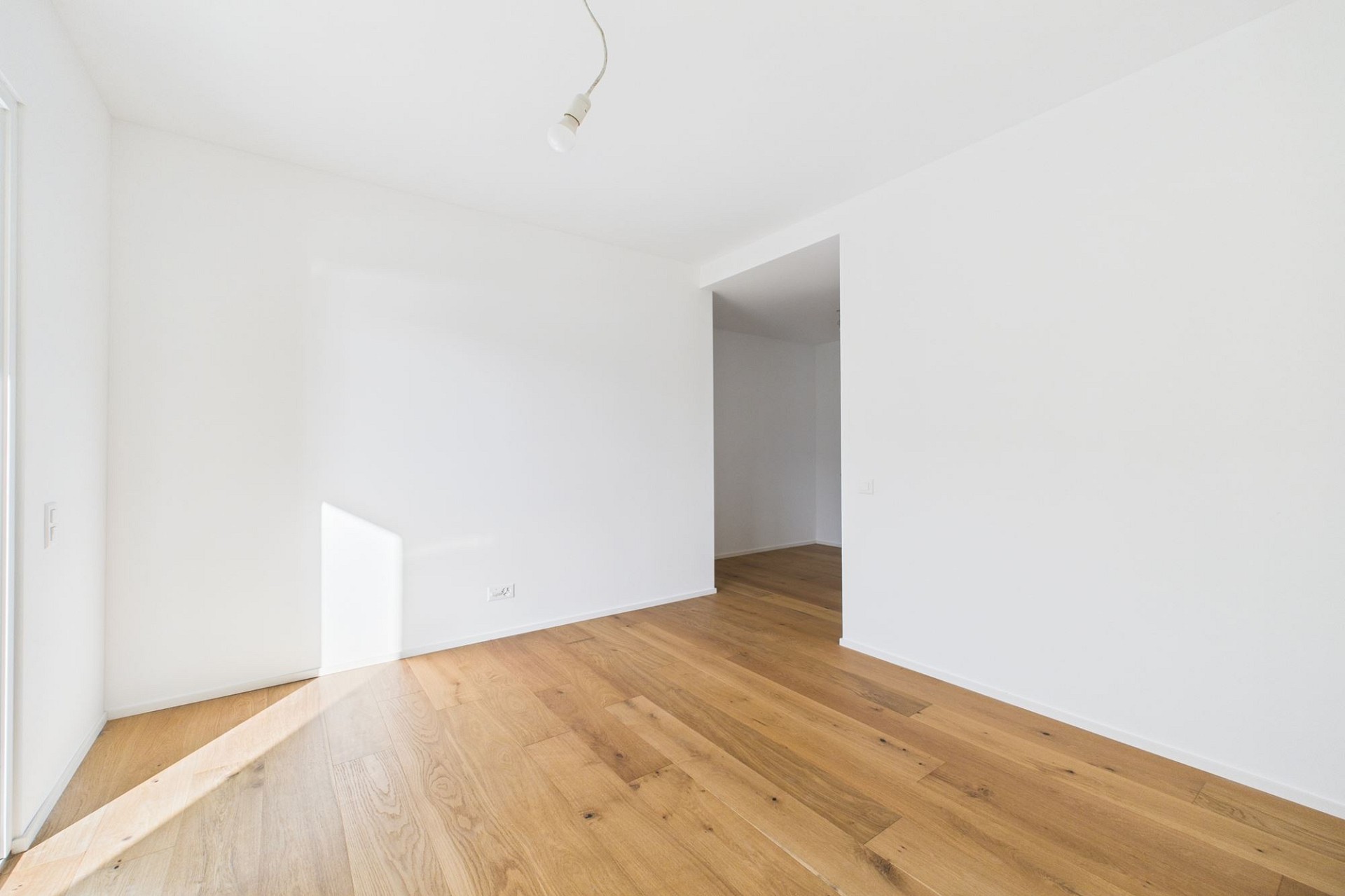 Leerer heller Raum mit Holzboden