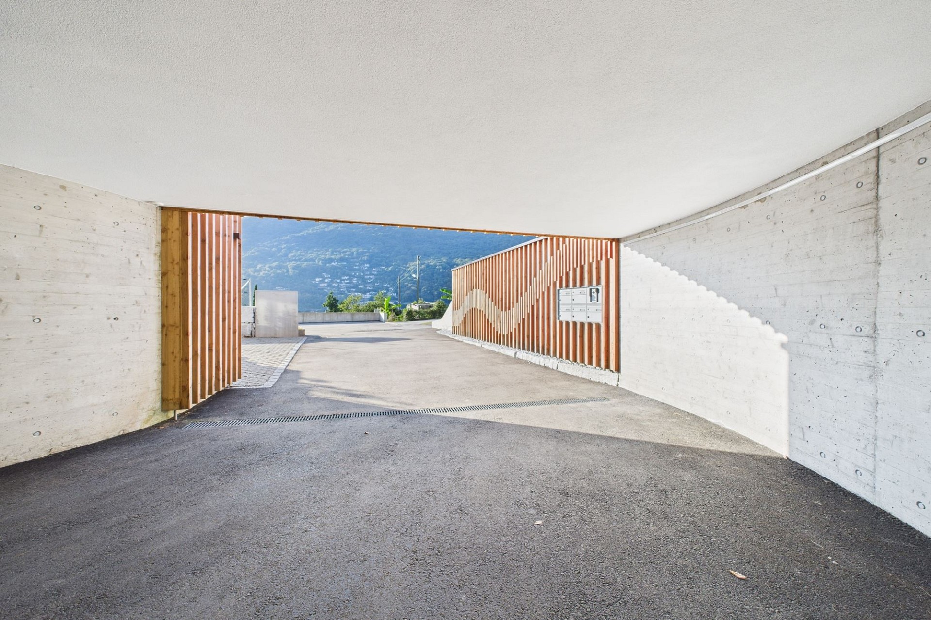 Moderner Zufahrtsbereich mit Bergblick
