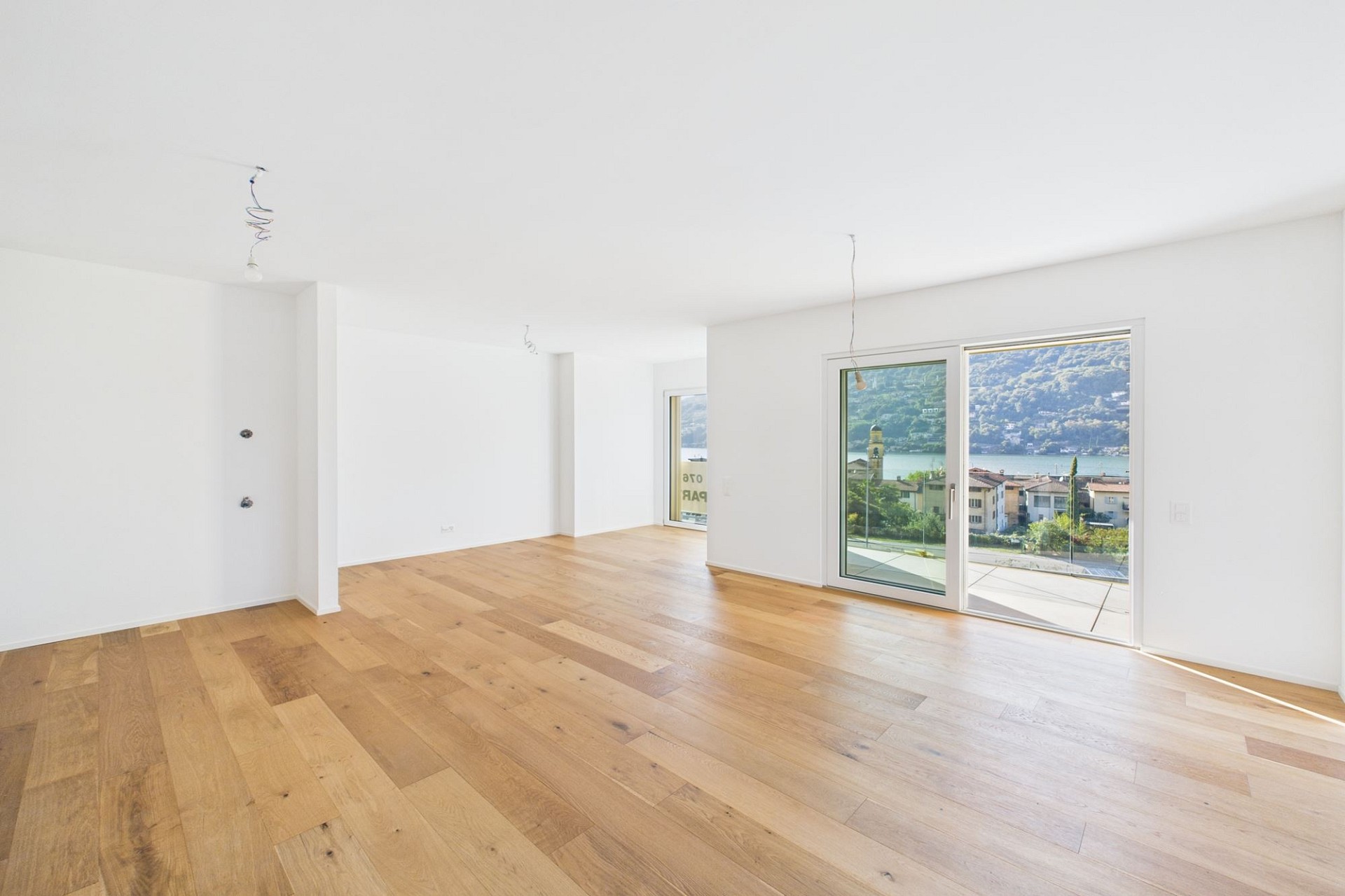 Heller leerer Wohnraum mit Seeblick