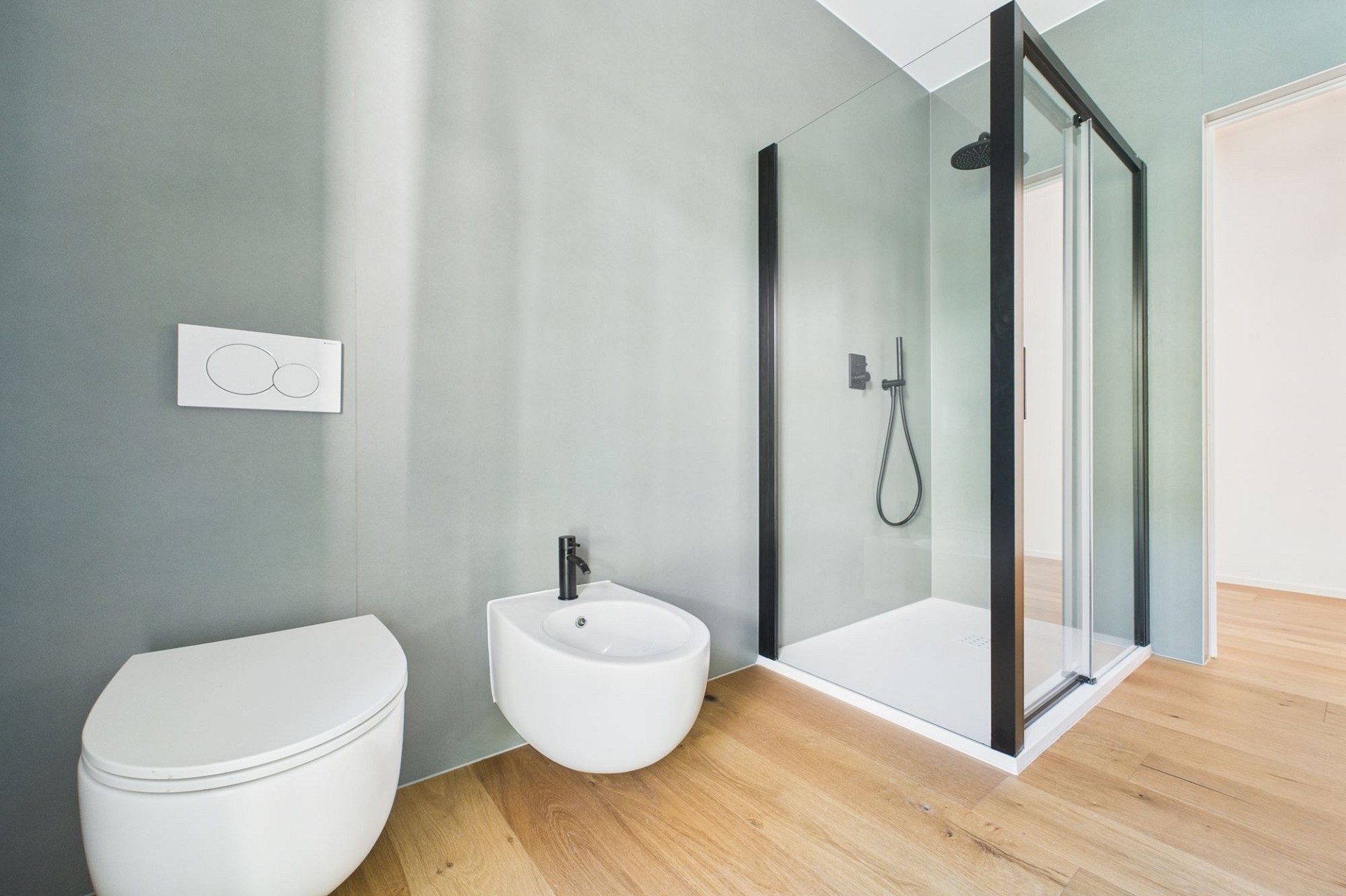 Modernes Badezimmer mit begehbarer Dusche und WC