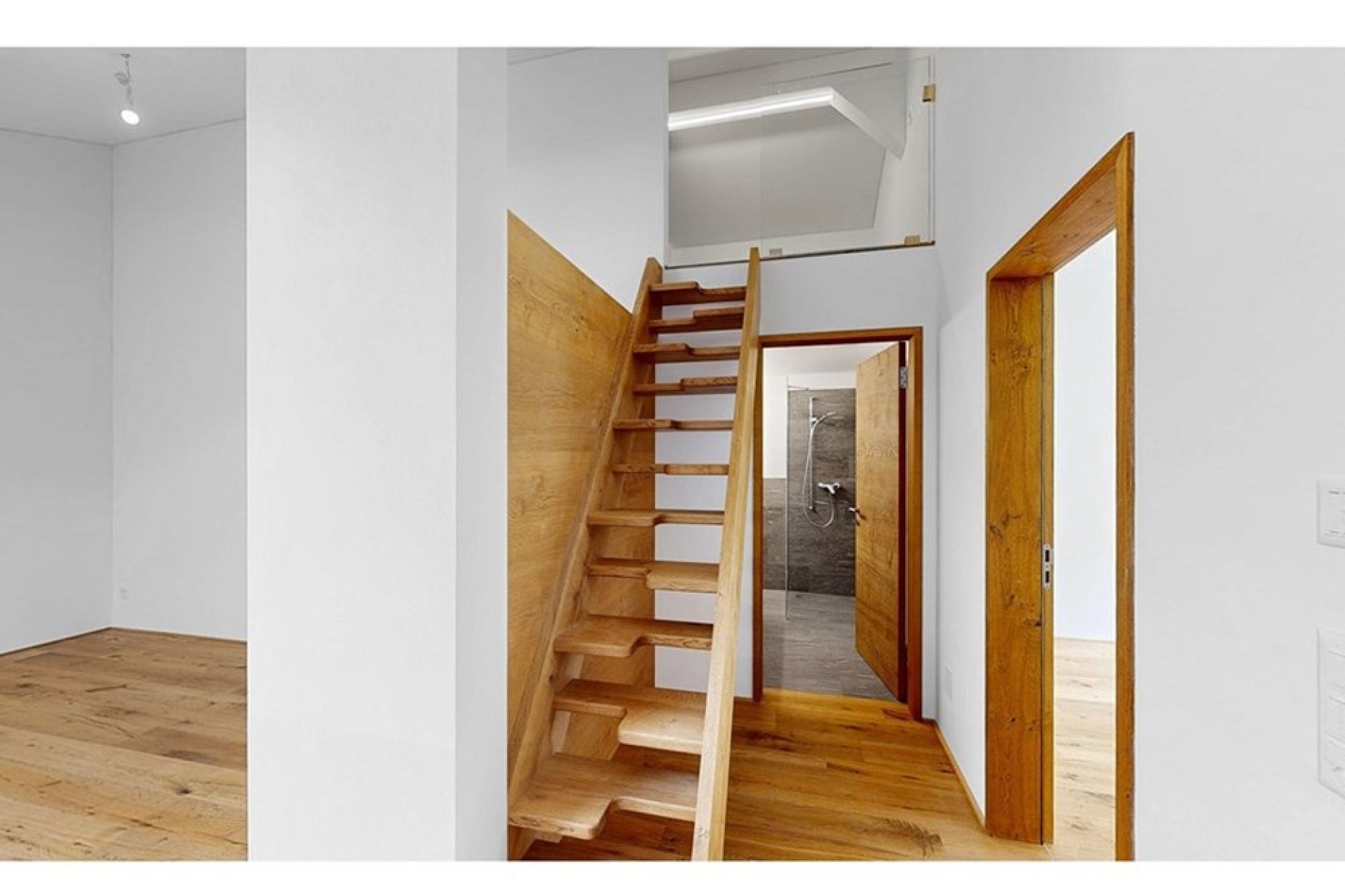 Moderner Innenraum mit Holztreppe