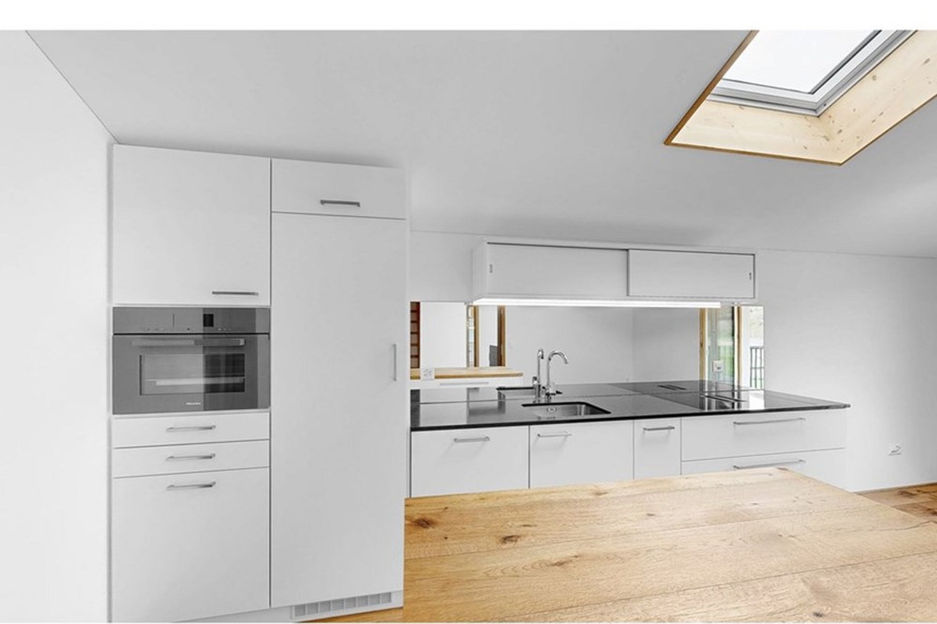 Moderne helle Küche mit Dachfenster