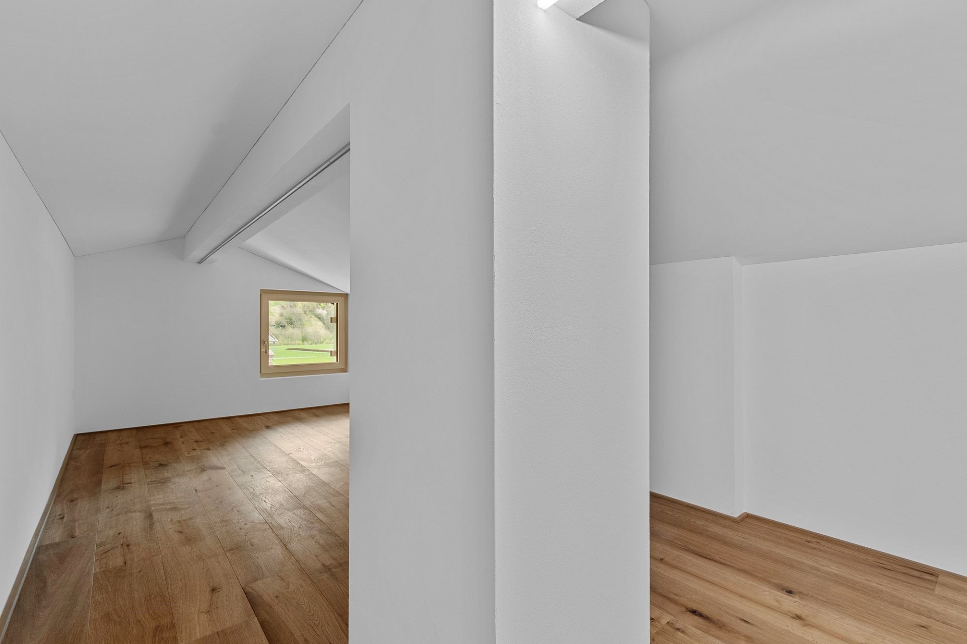 Ausgebauter Dachraum mit Holzfußboden