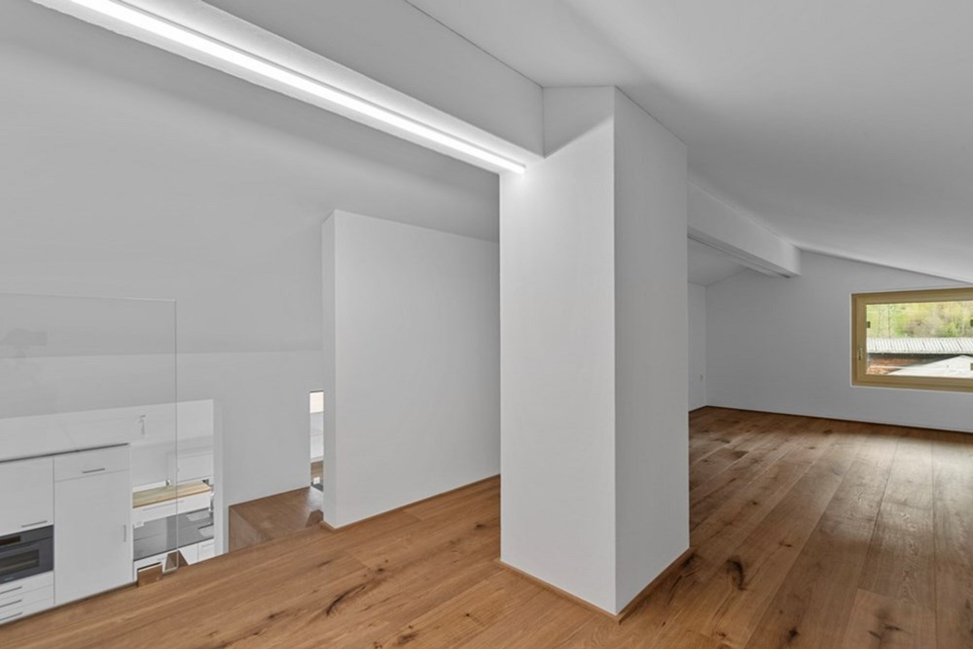 Offener Dachraum mit Holzboden