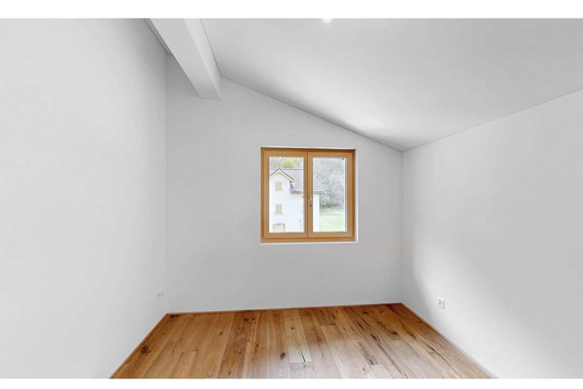 Leerer Dachraum mit Holzfußboden
