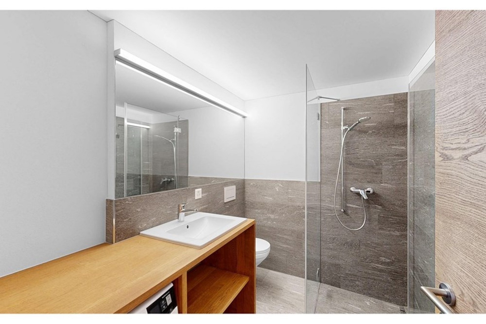 Modernes Badezimmer mit Walk-in-Dusche