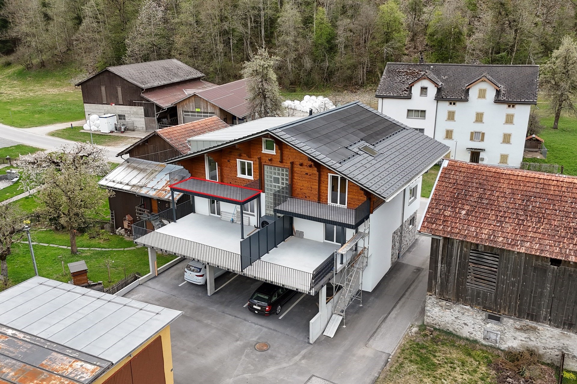 Ländliche Hof- und Wohngebäude aus der Luft