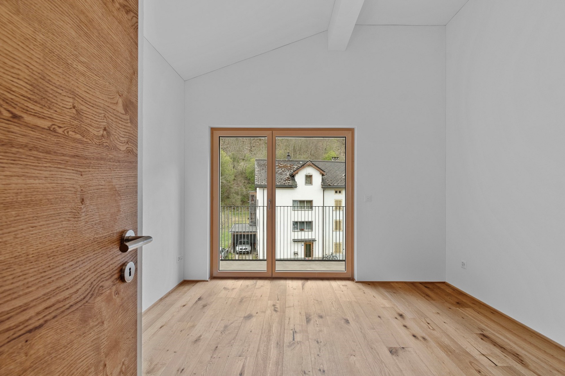 Heller leerer Raum mit Balkon- oder Terrassentür