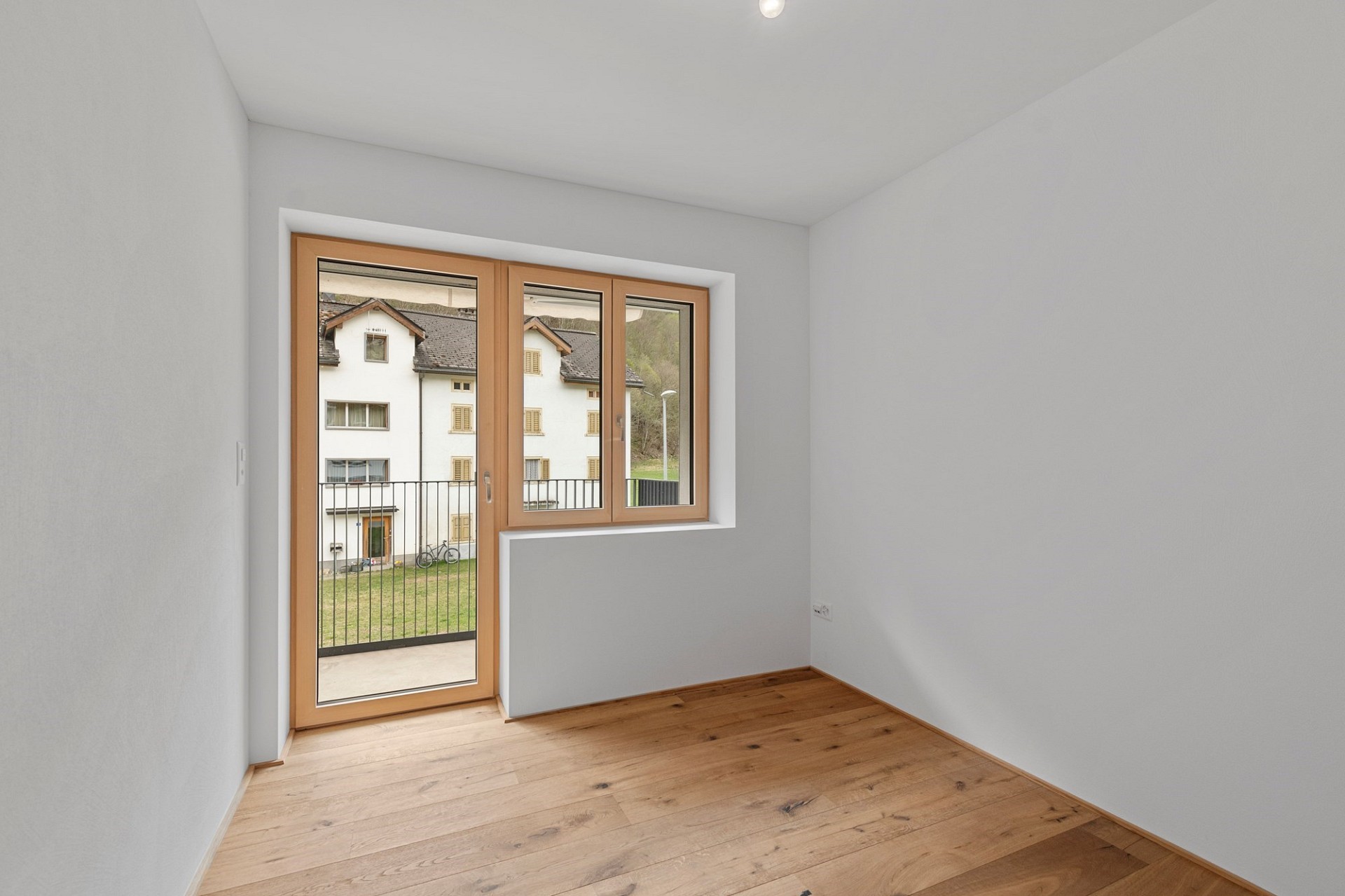 Leeres Zimmer mit Balkon- oder Terrassentür