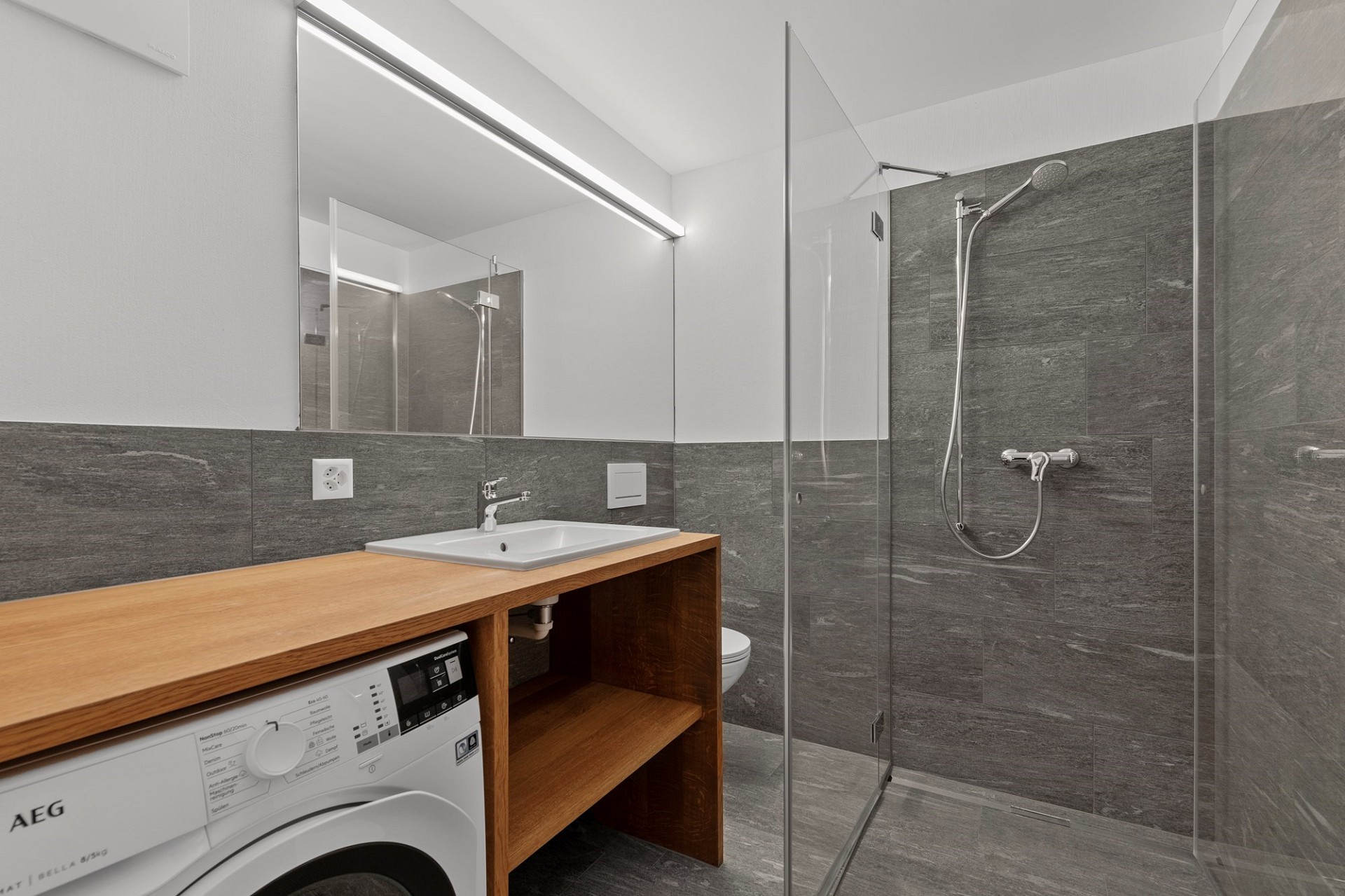 Modernes Badezimmer mit Dusche und Waschtisch