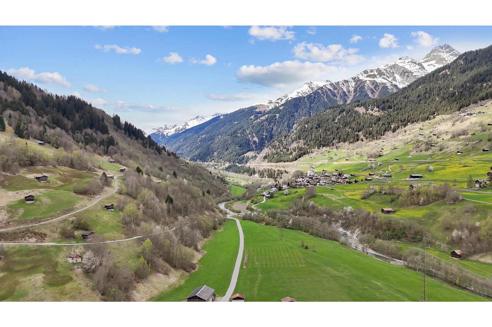 Alpenpanorama mit Tal und Bergdörfern