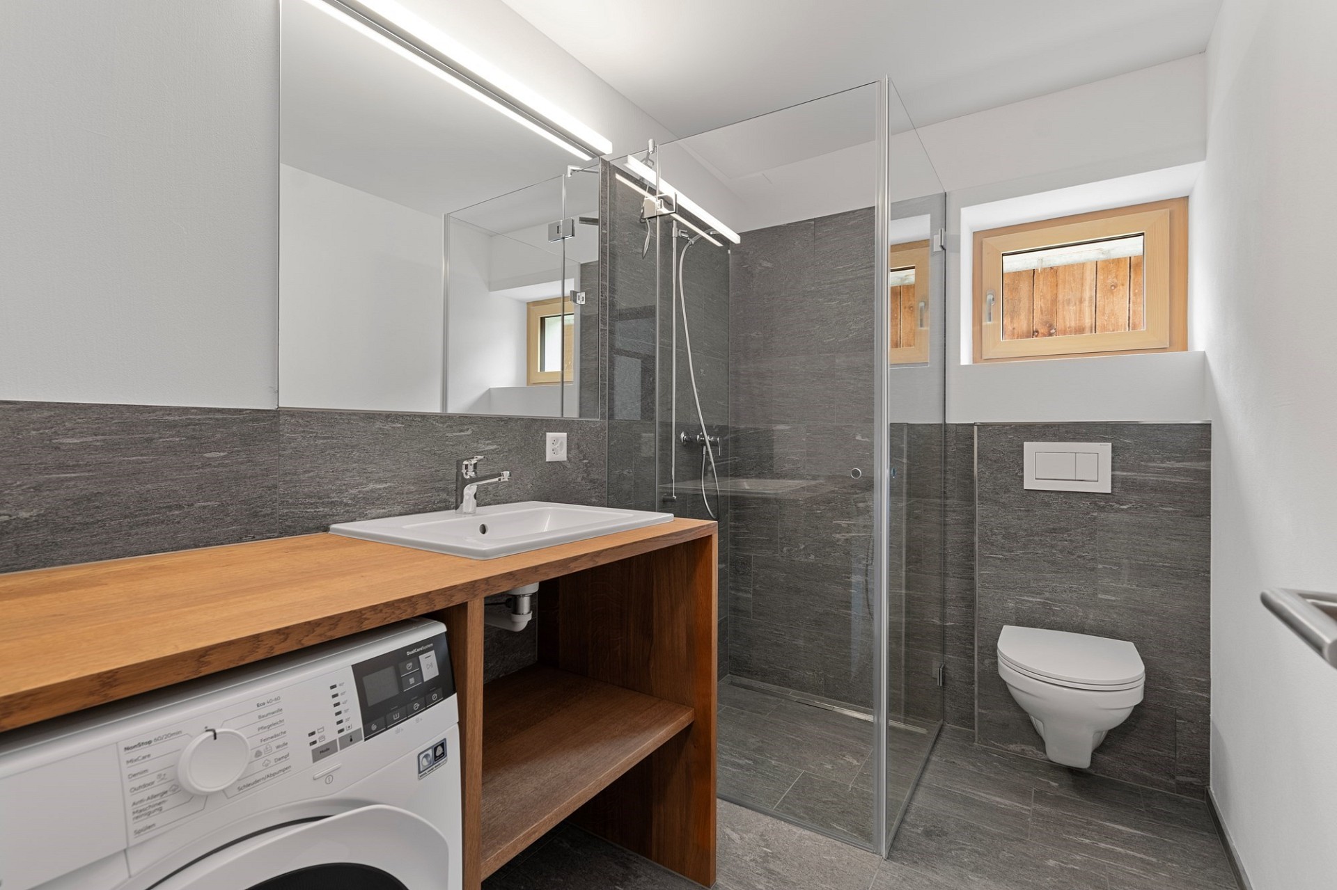 Modernes Bad mit Dusche, WC und Waschtisch