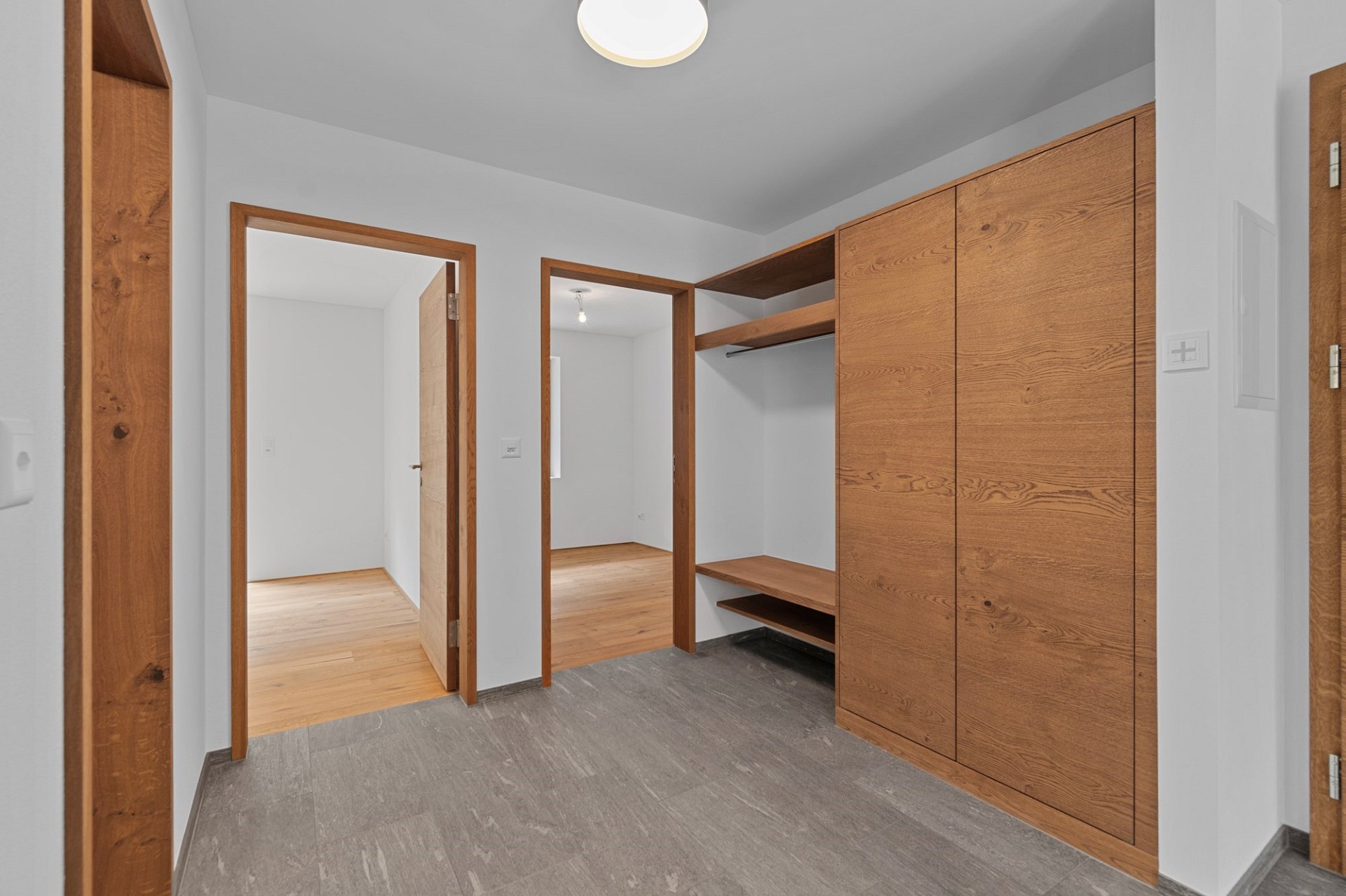 Moderne Ankleide mit Einbauschrank