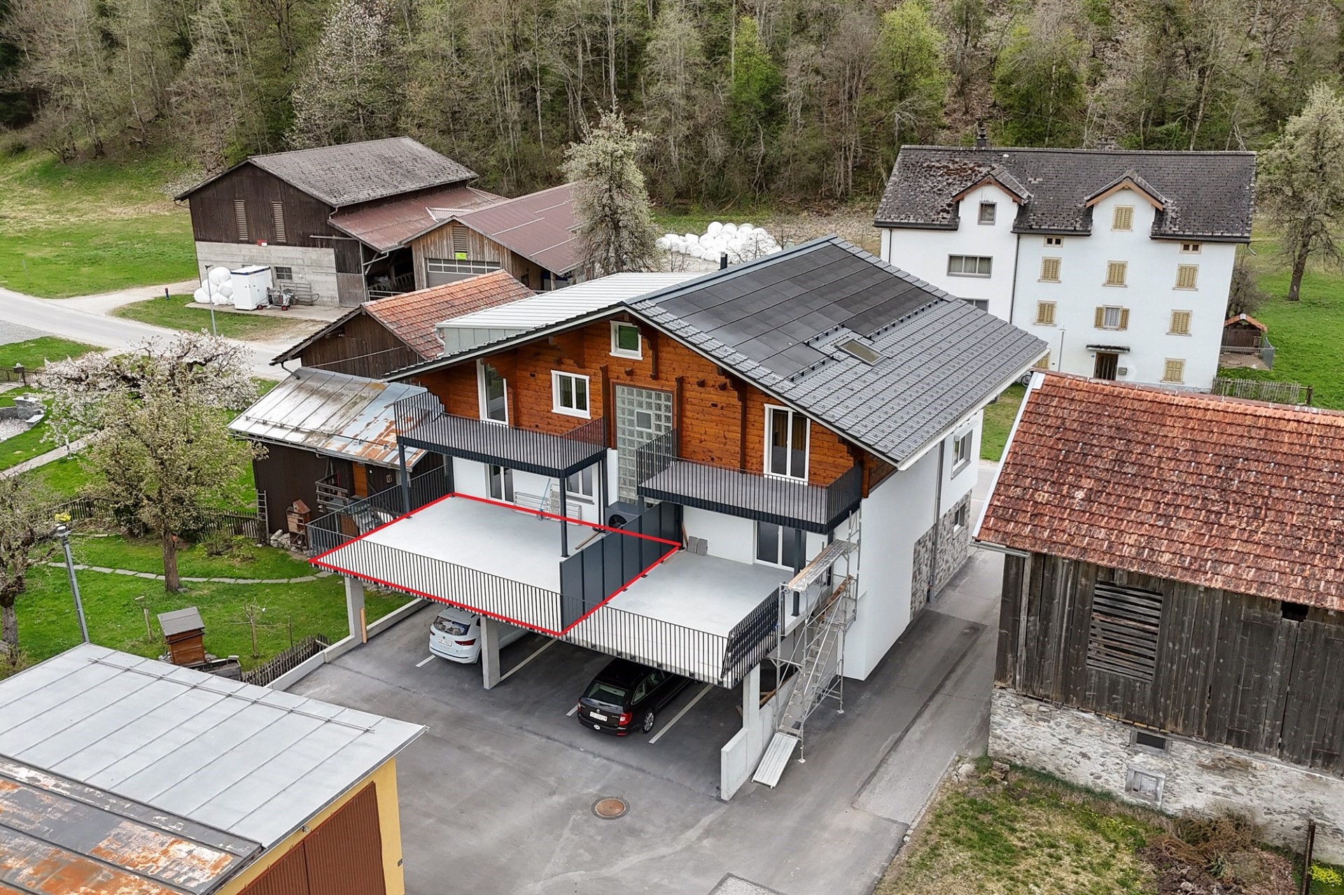 Luftaufnahme eines Wohn- und Nebengebäudes in ländlicher Umgebung