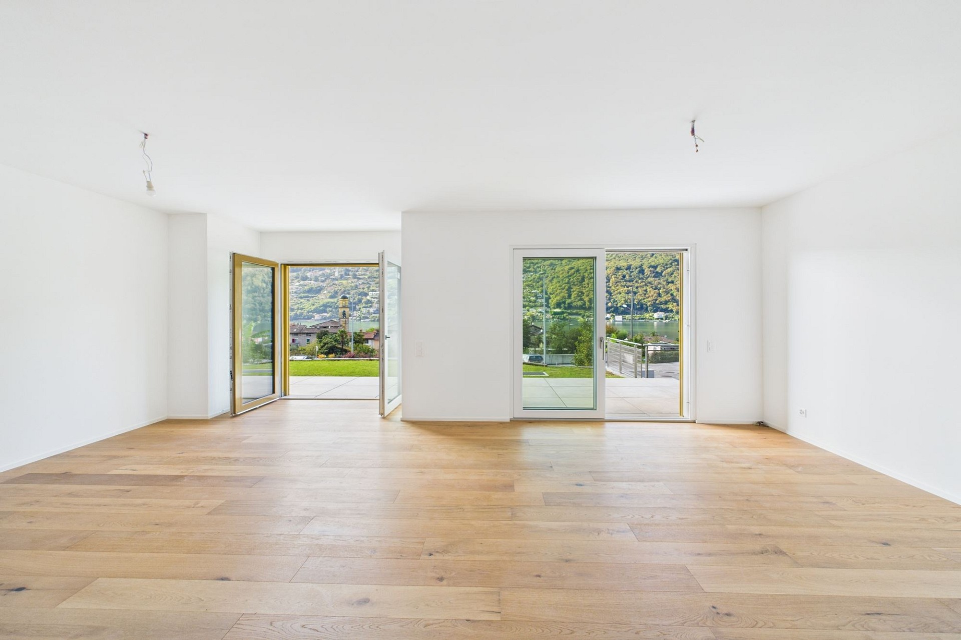 Heller leerer Wohnraum mit Seeblick