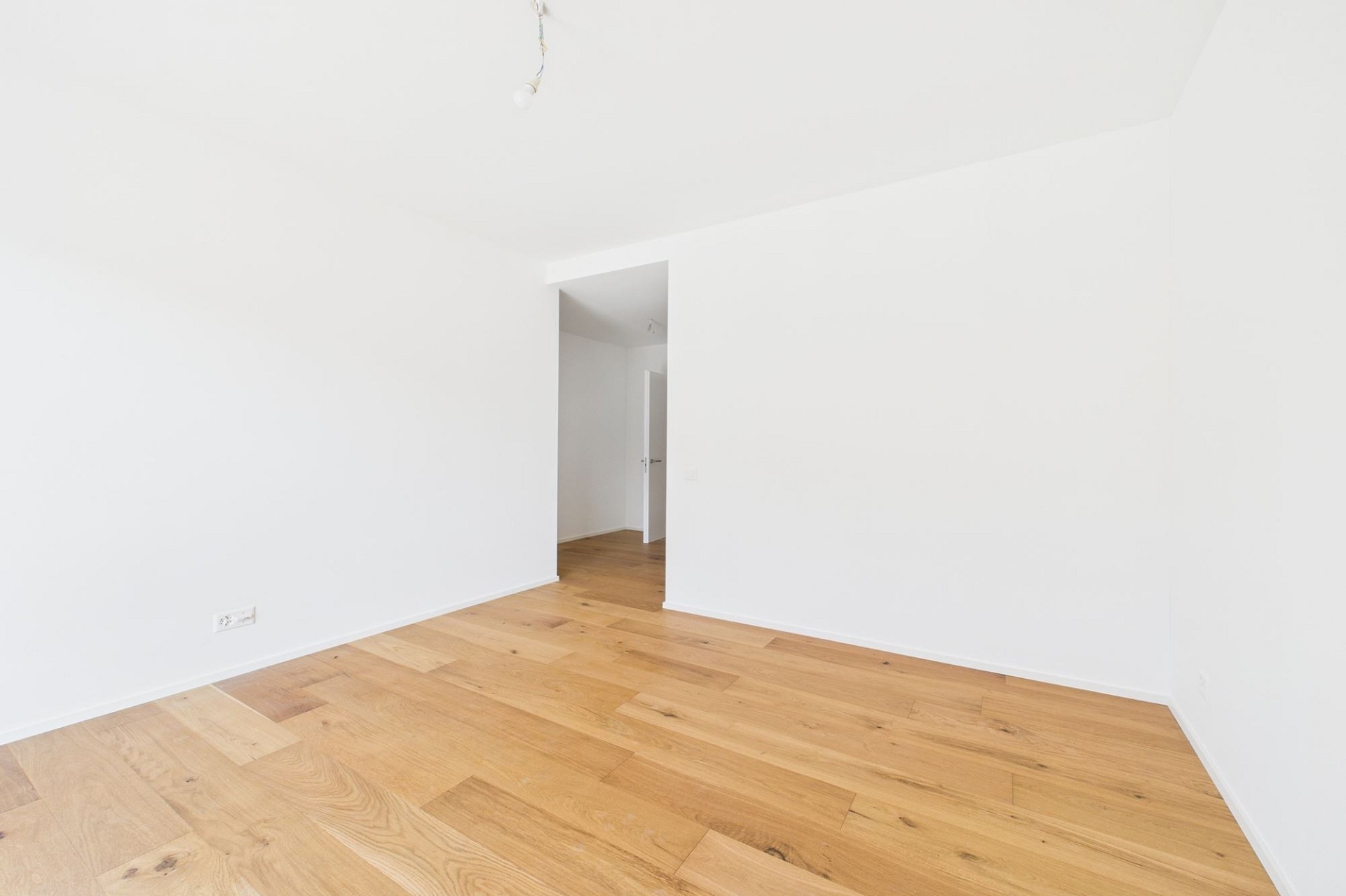 Heller leerer Raum mit Holzboden