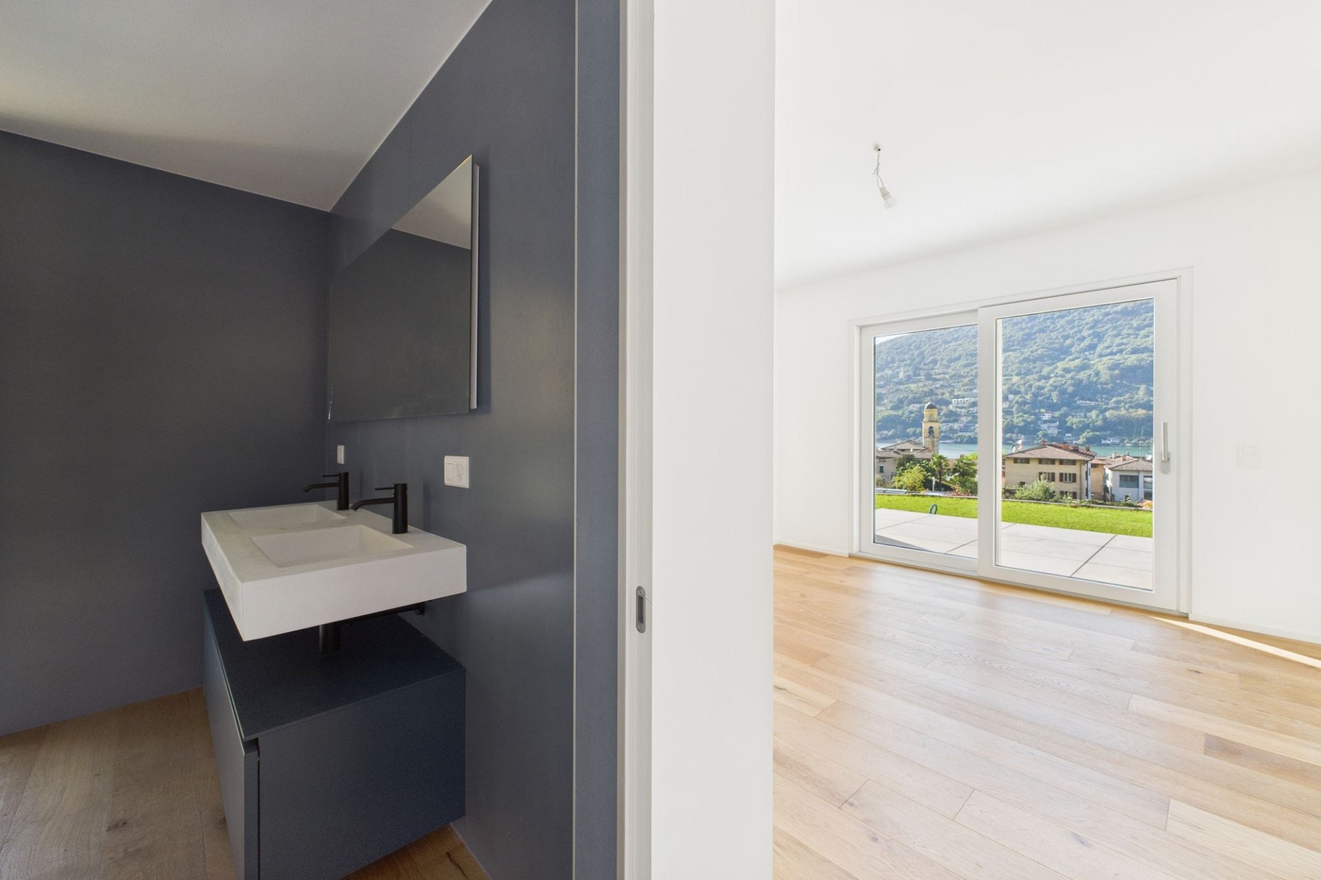 Modernes Bad mit Seeblick