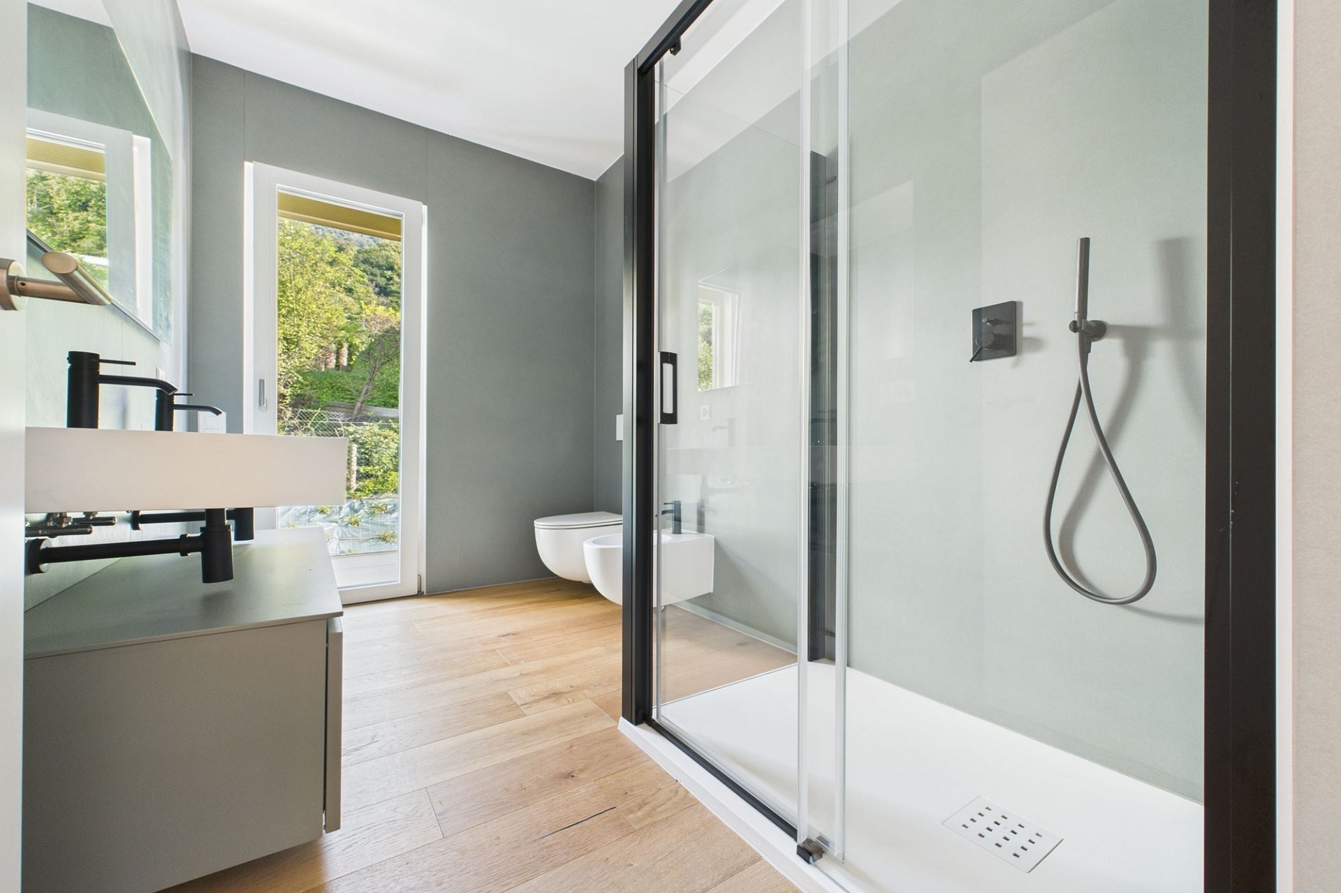 Modernes Badezimmer mit begehbarer Dusche