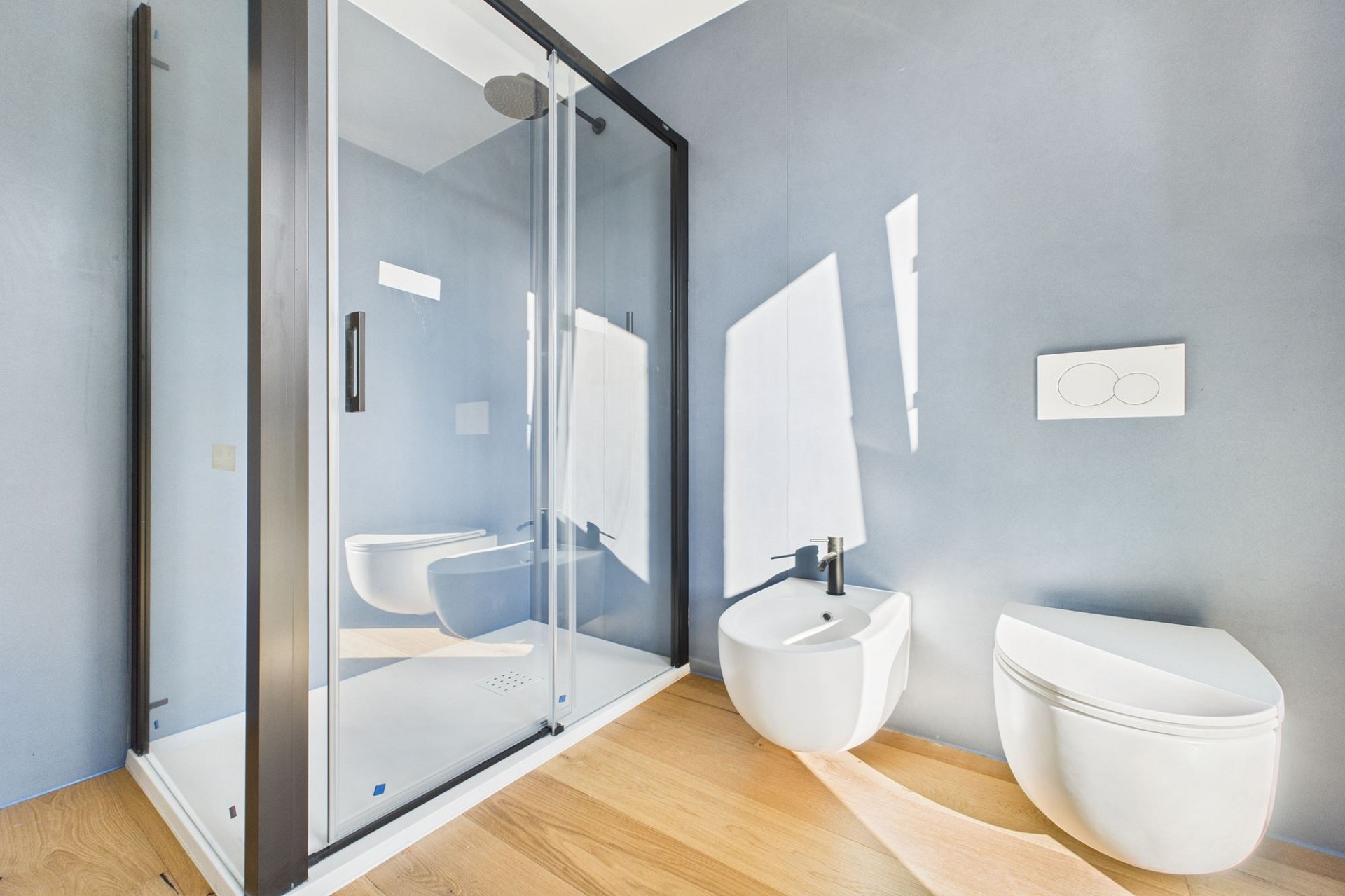 Modernes Badezimmer mit begehbarer Dusche, WC und Bidet