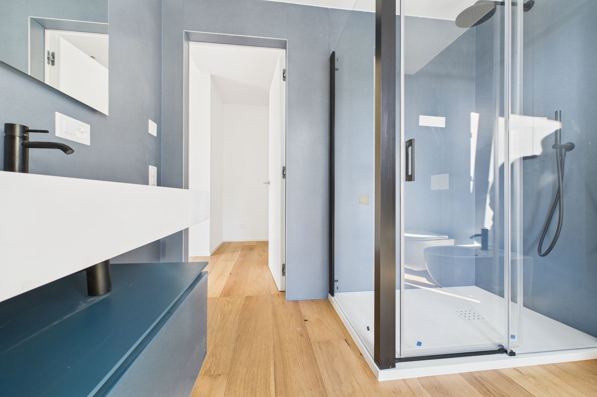 Modernes Bad mit begehbarer Dusche