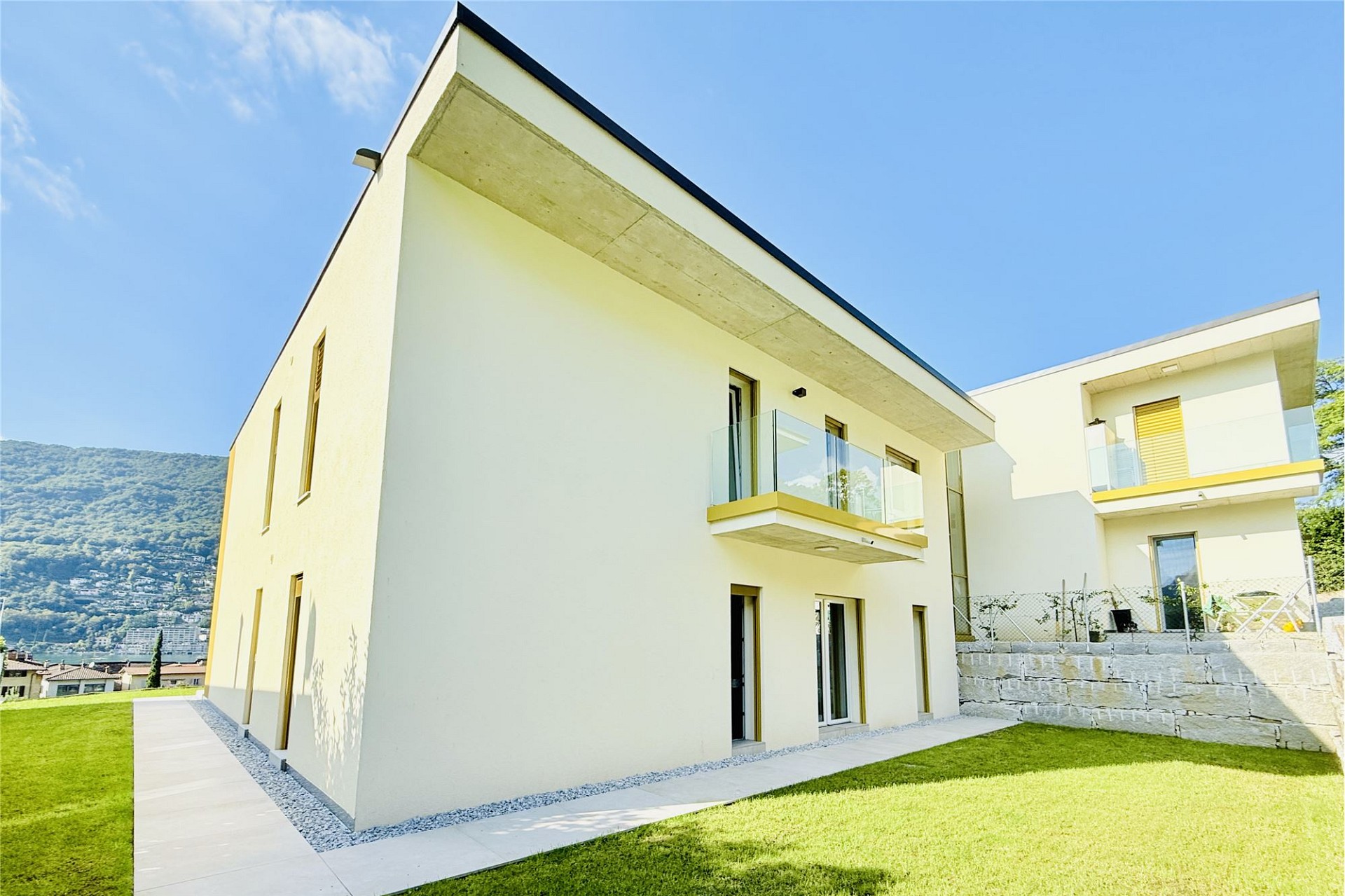 Moderne Villa mit Garten und Balkon
