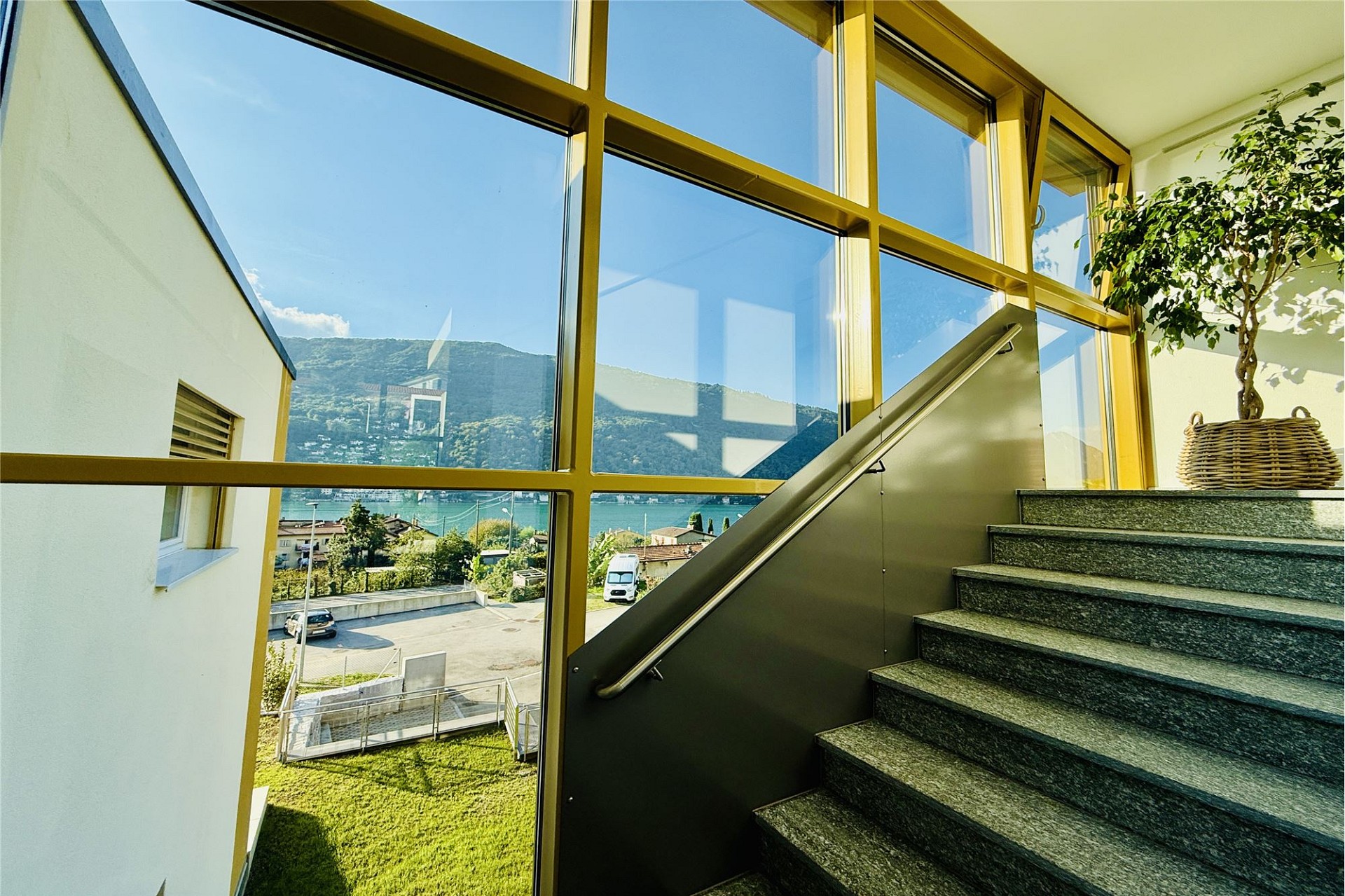 Treppenhaus mit Panoramafenstern