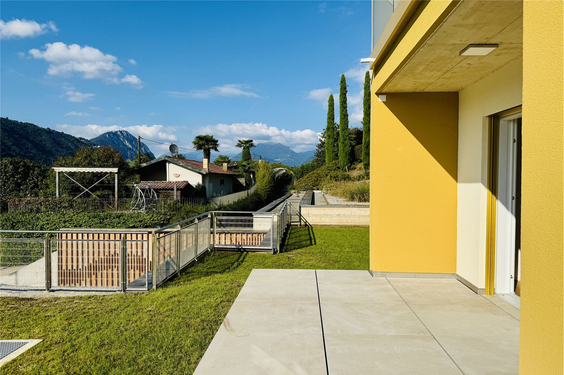 Terrasse mit Garten und Bergblick