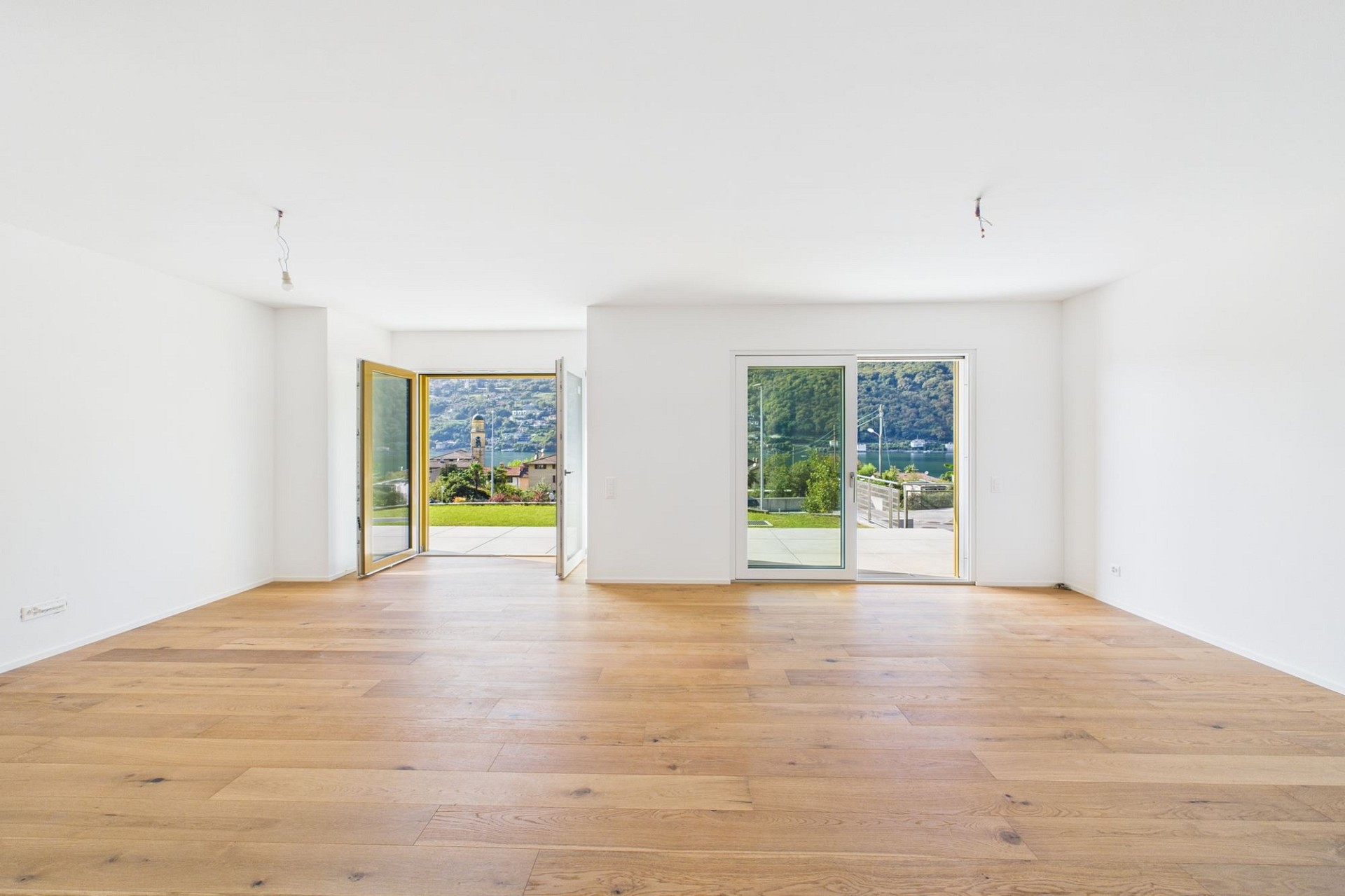 Heller leerer Wohnraum mit Seeblick