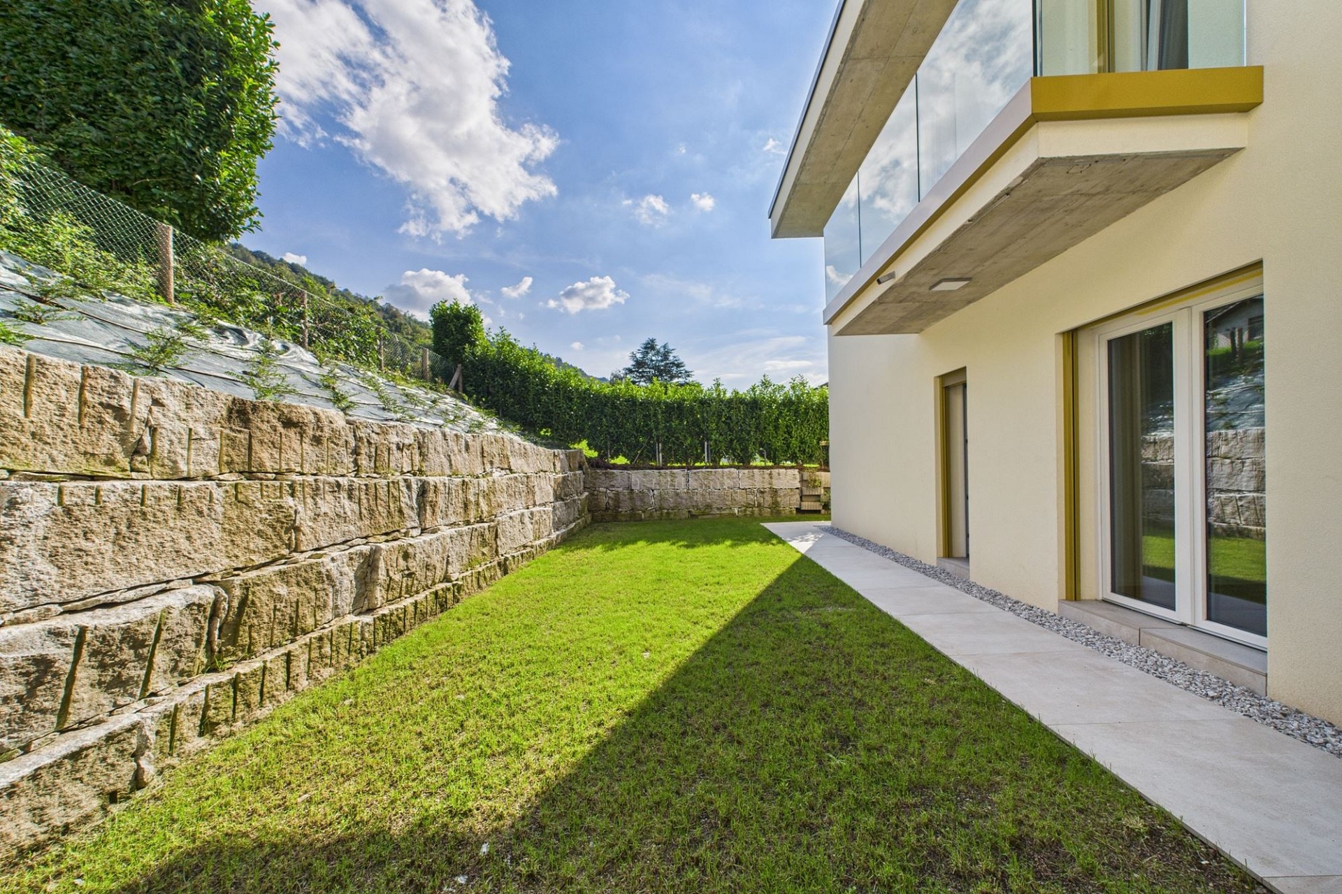 Moderner Garten mit Außenansicht eines Hauses