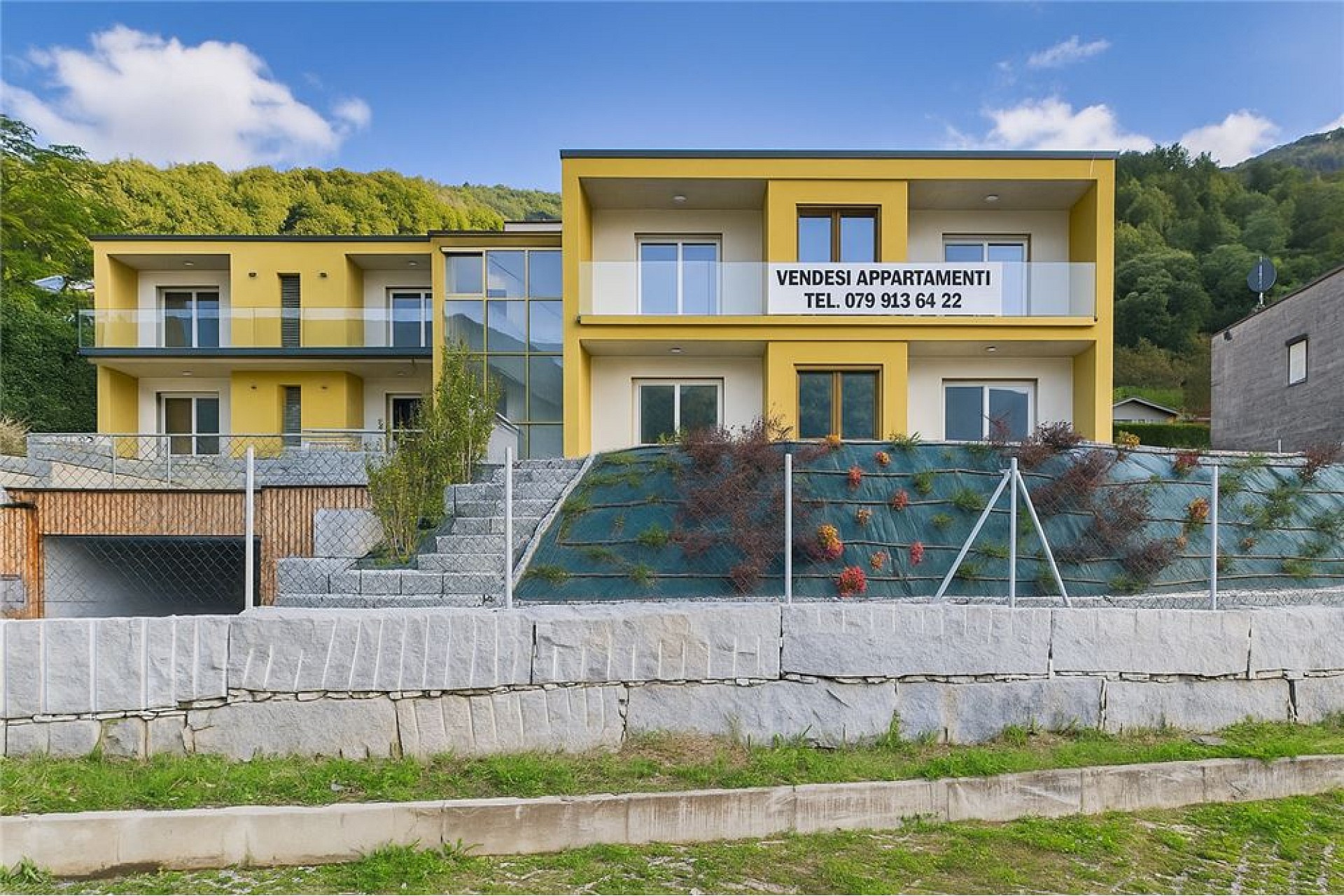 Modernes Mehrfamilienhaus mit Verkaufsbanner