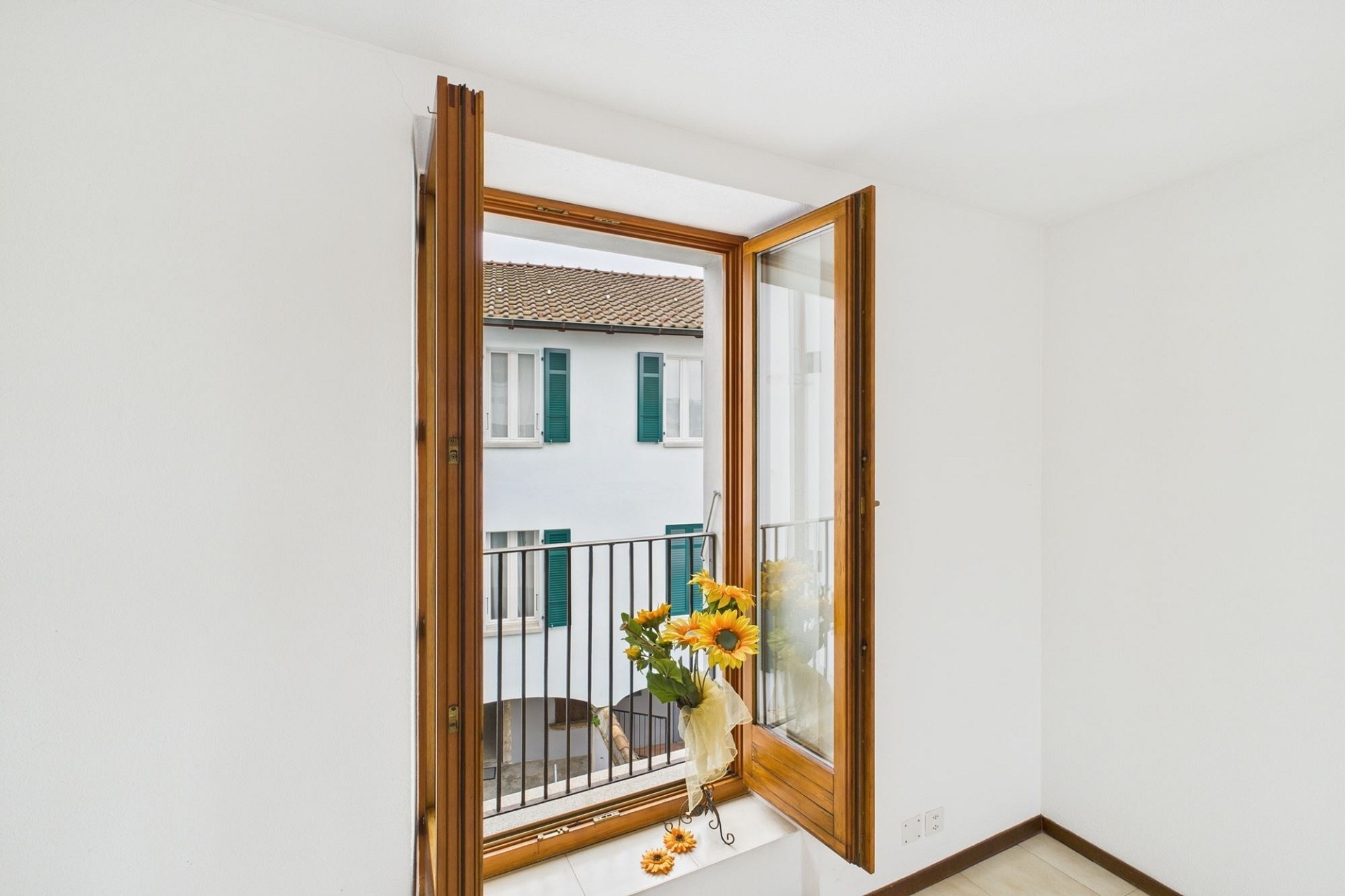 Heller Raum mit geöffnetem Holzfenster