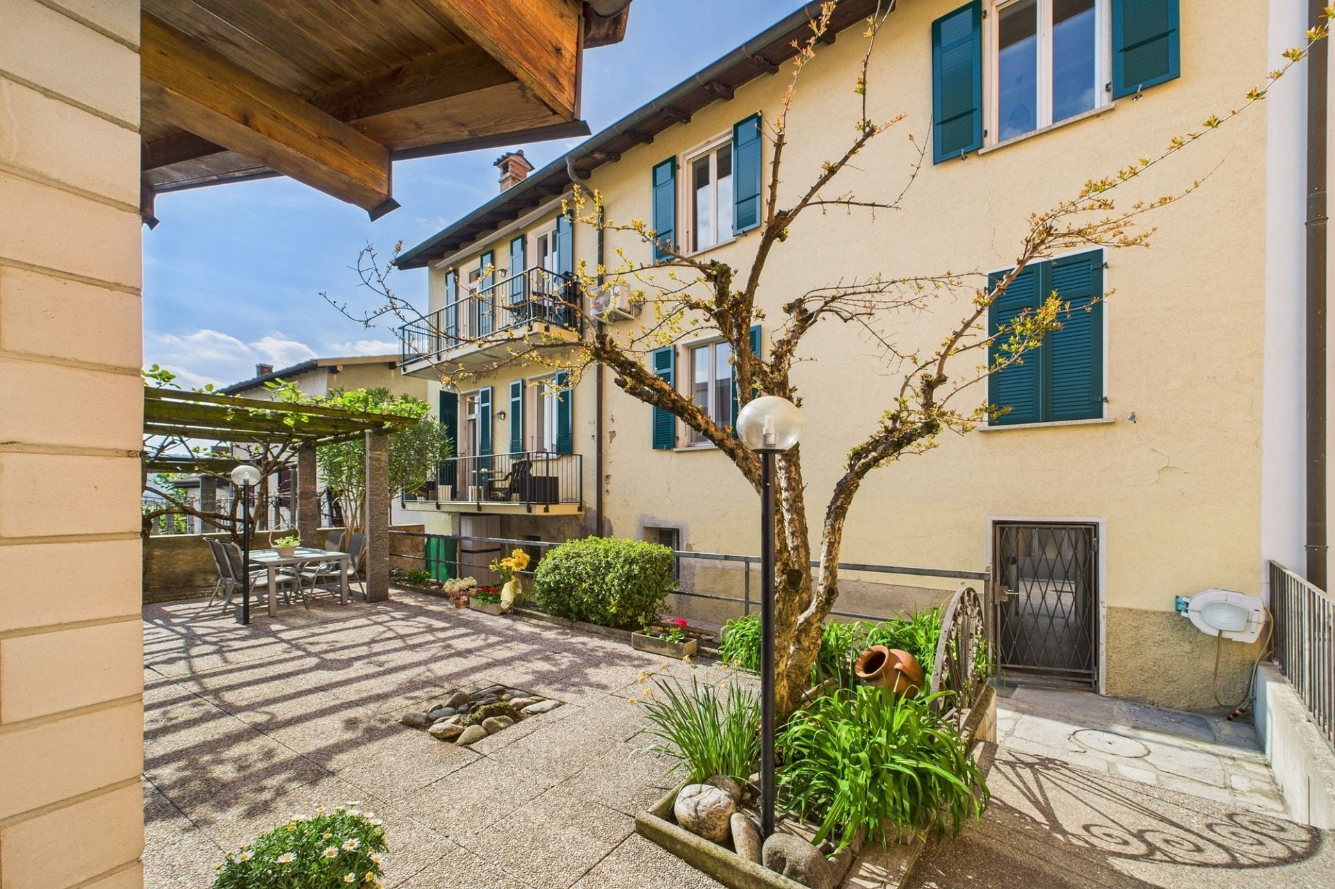 Heller Innenhof mit Terrasse