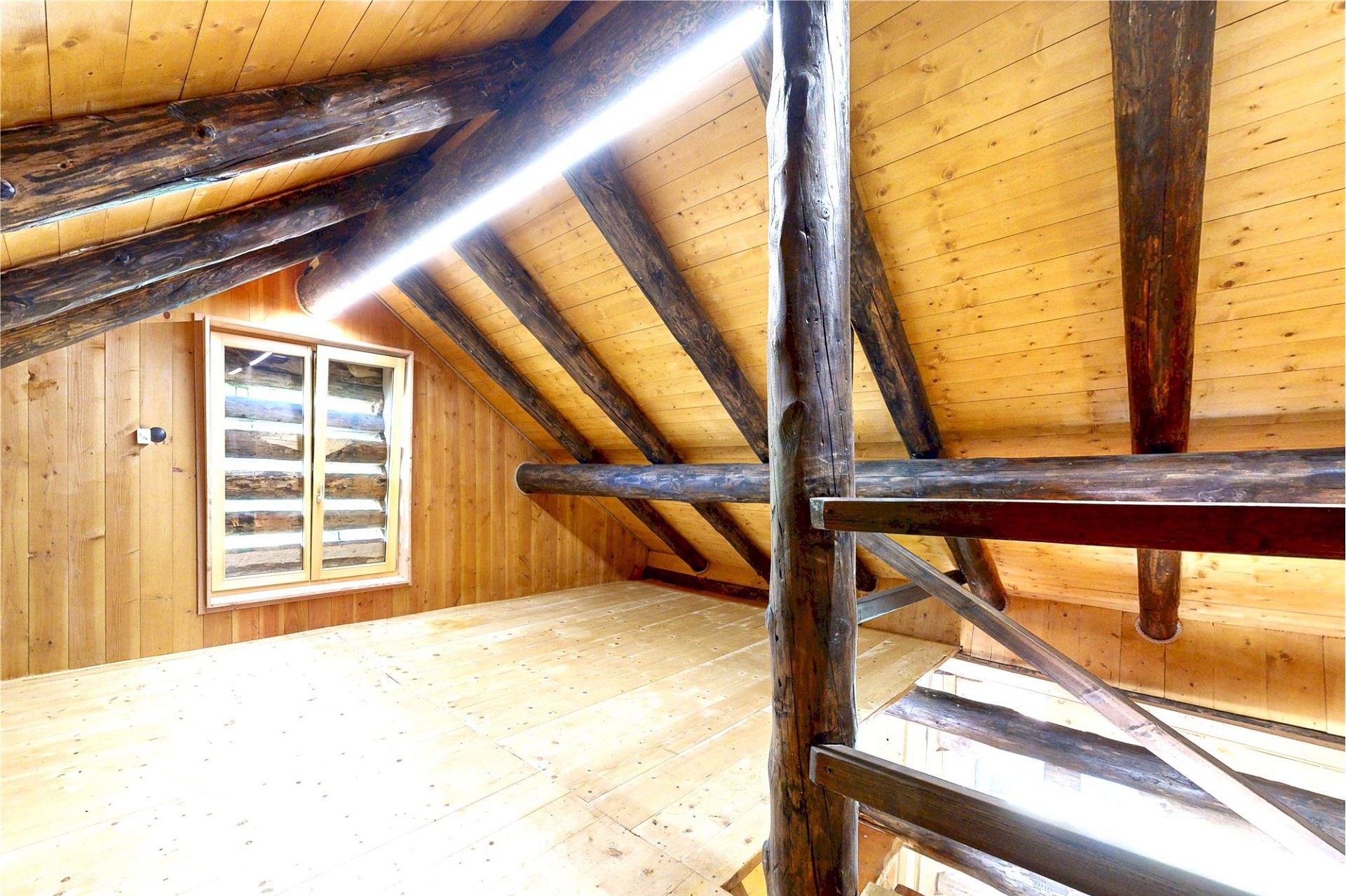 Dachgeschoss mit Holzbalken