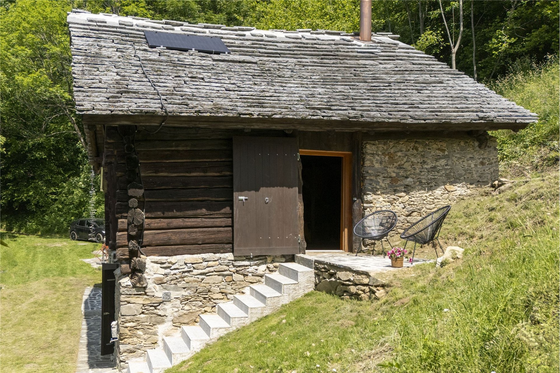 Rustikales Steinhaus im Grünen