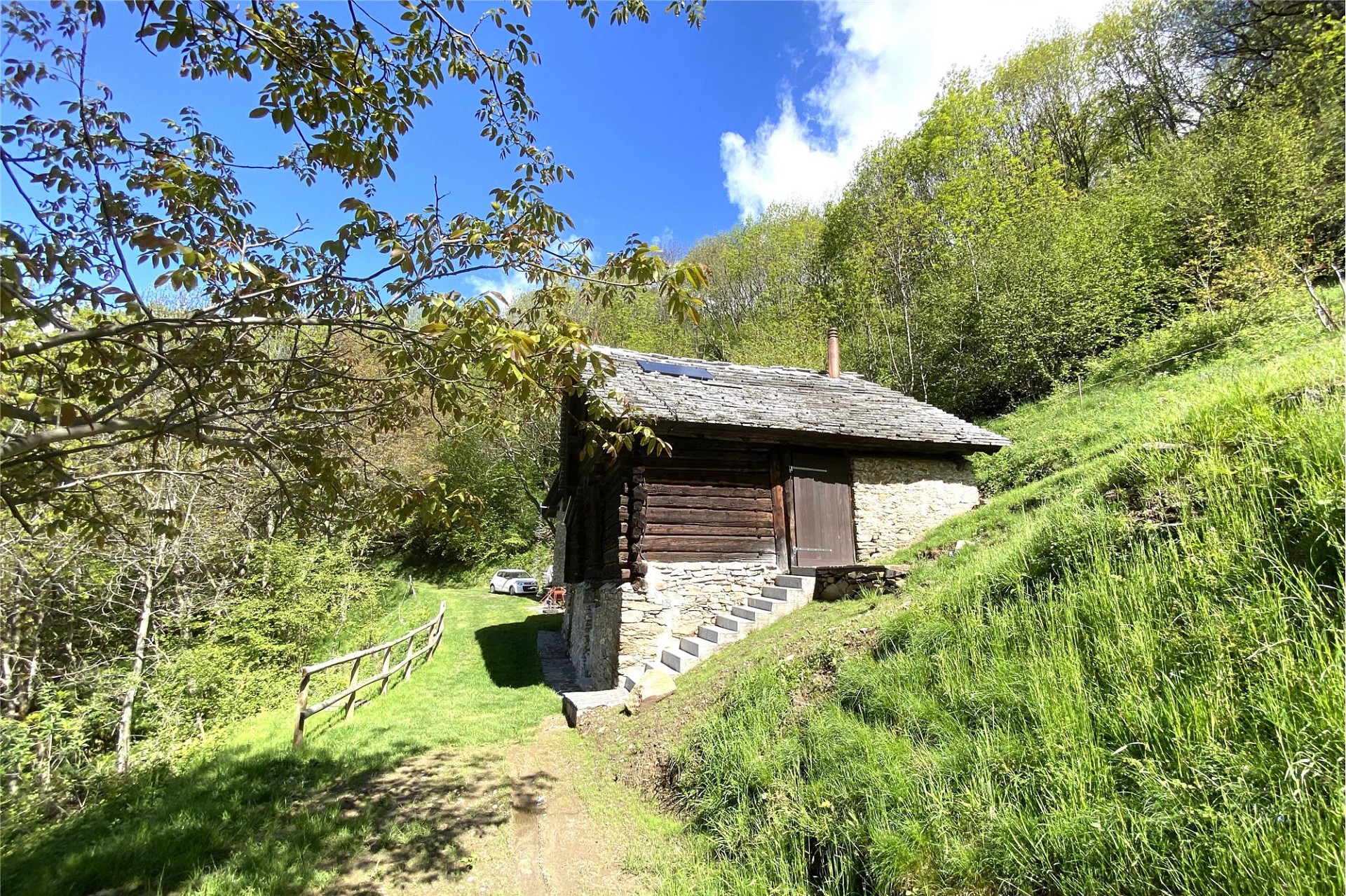 Alpines Steinhaus im Grünen