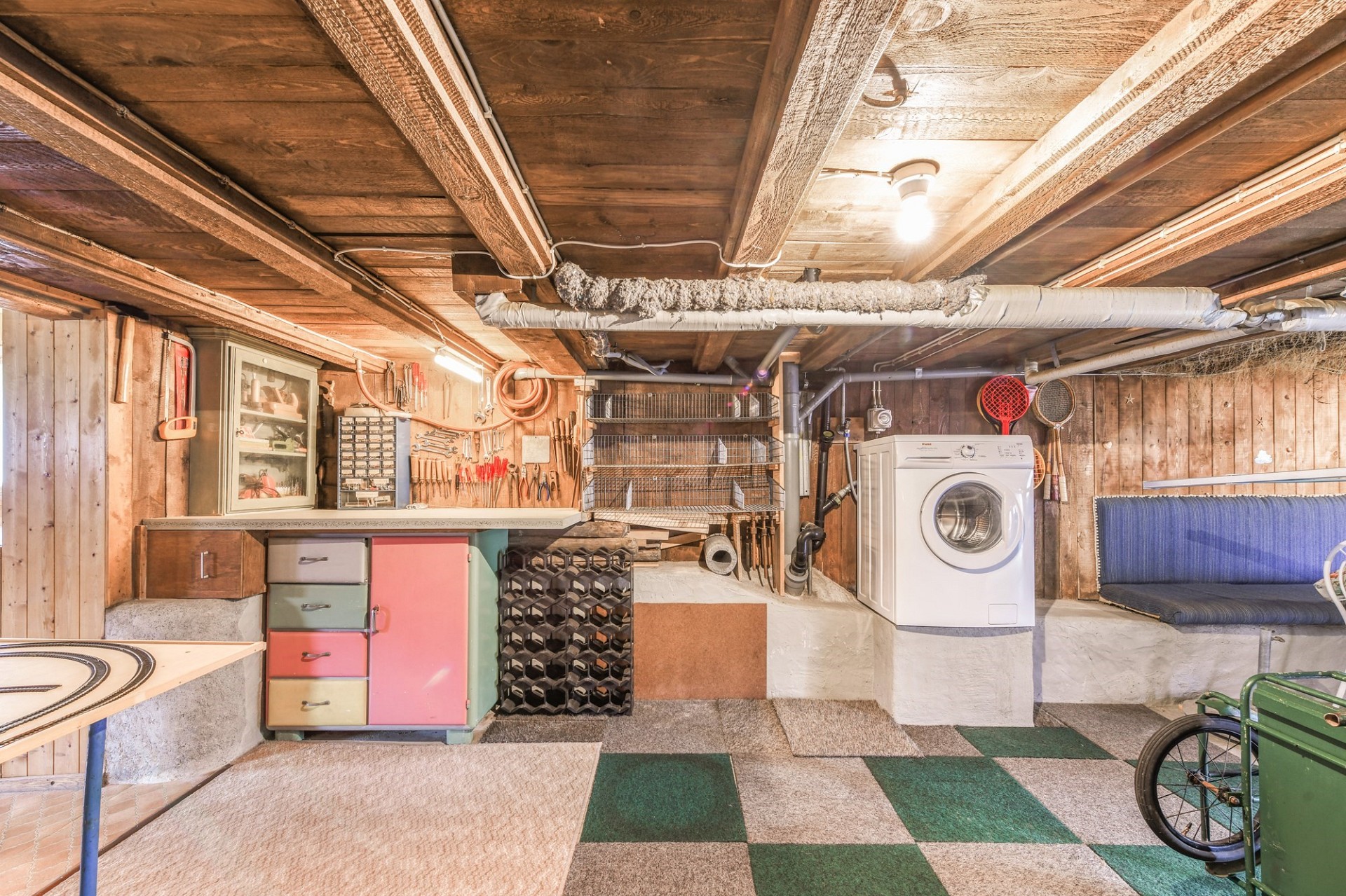 Rustikaler Hauswirtschafts- bzw. Hobbyraum im Keller