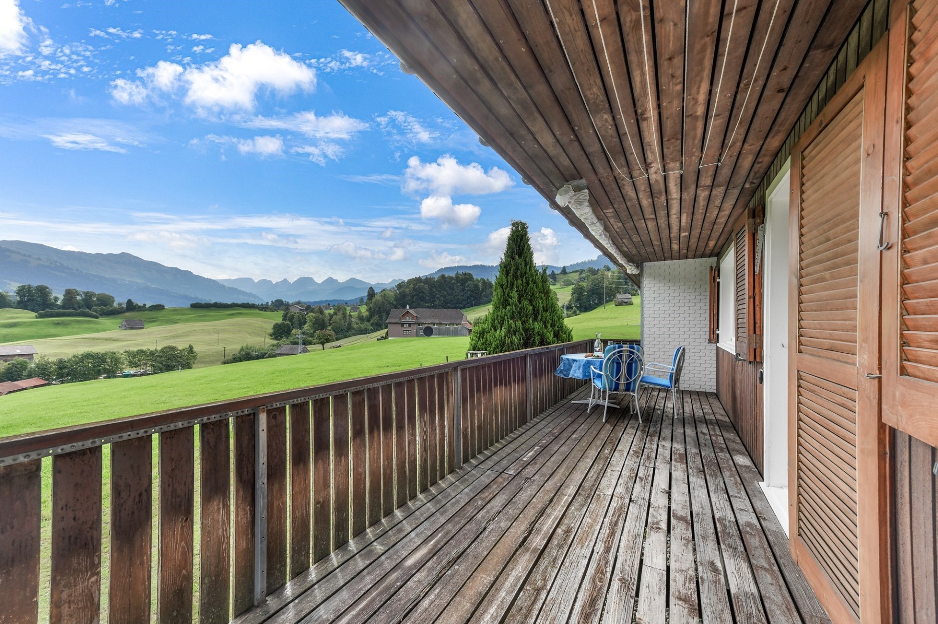 Balkon mit Alpenblick