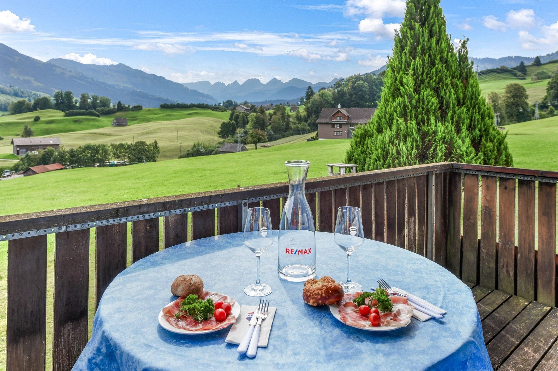 Balkon mit Alpenblick