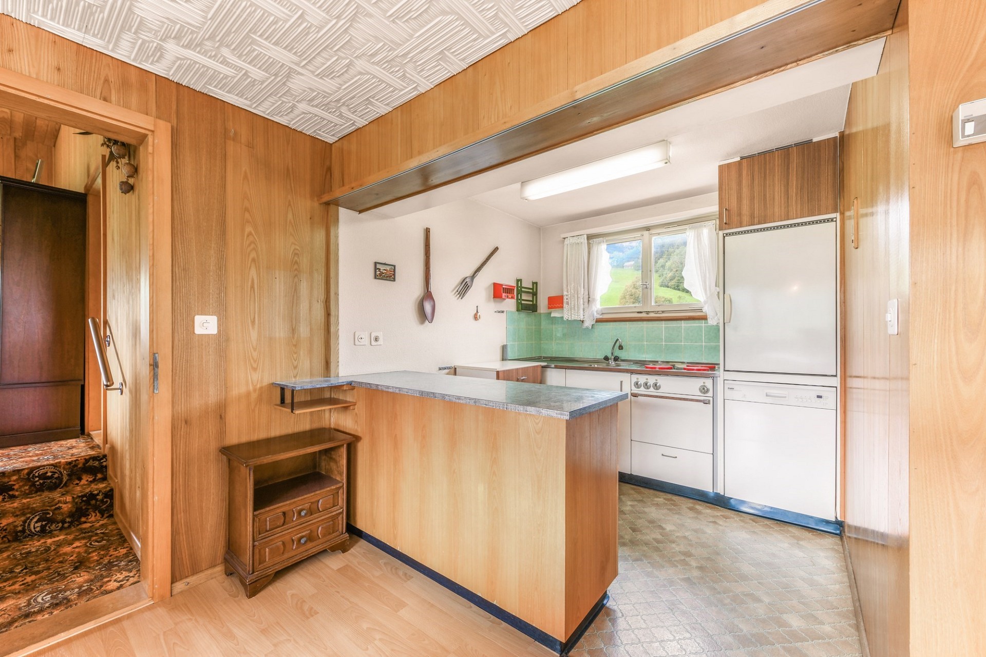 Kleine Küche mit Holzvertäfelung