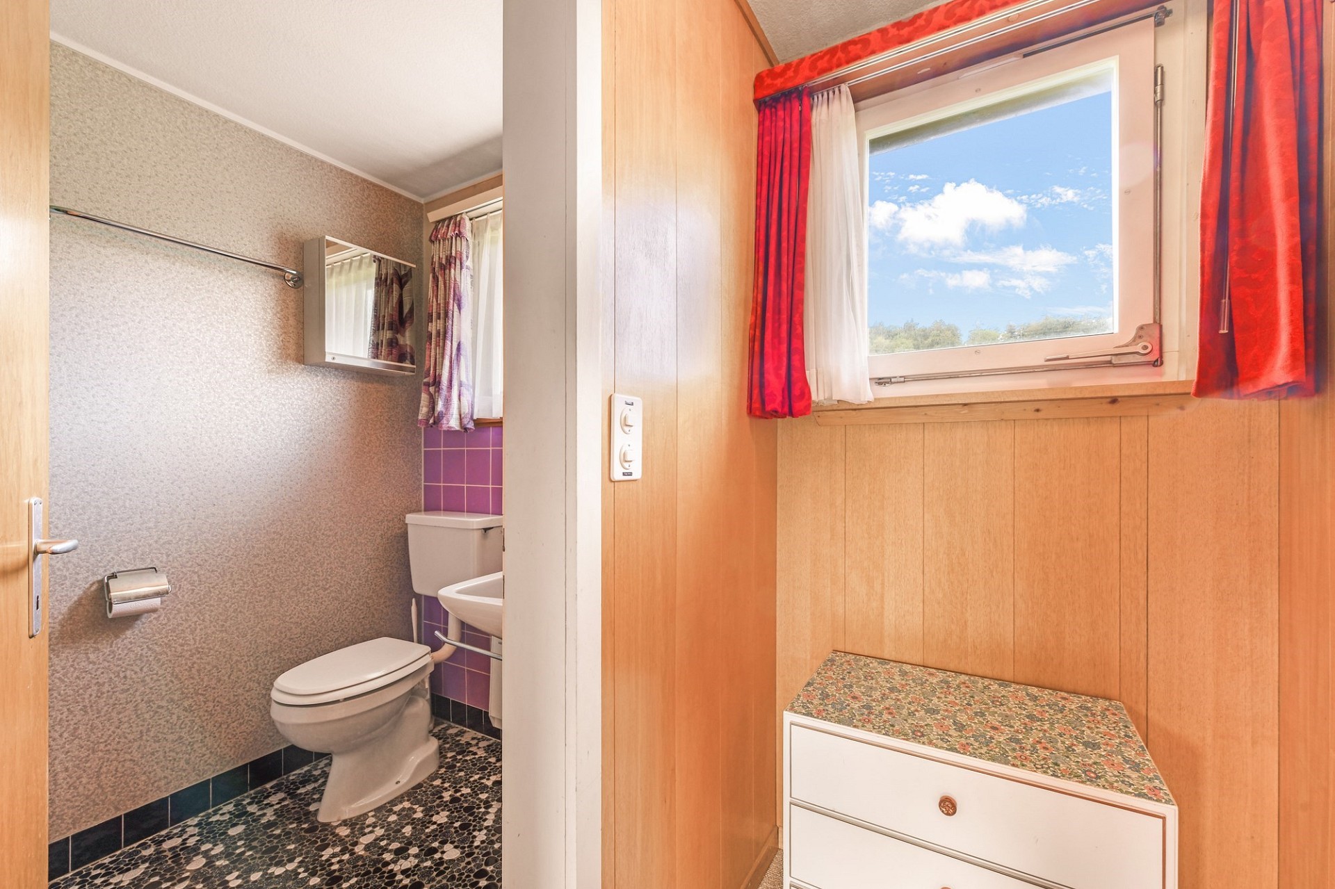 Gäste-WC mit Blick in einen angrenzenden Raum