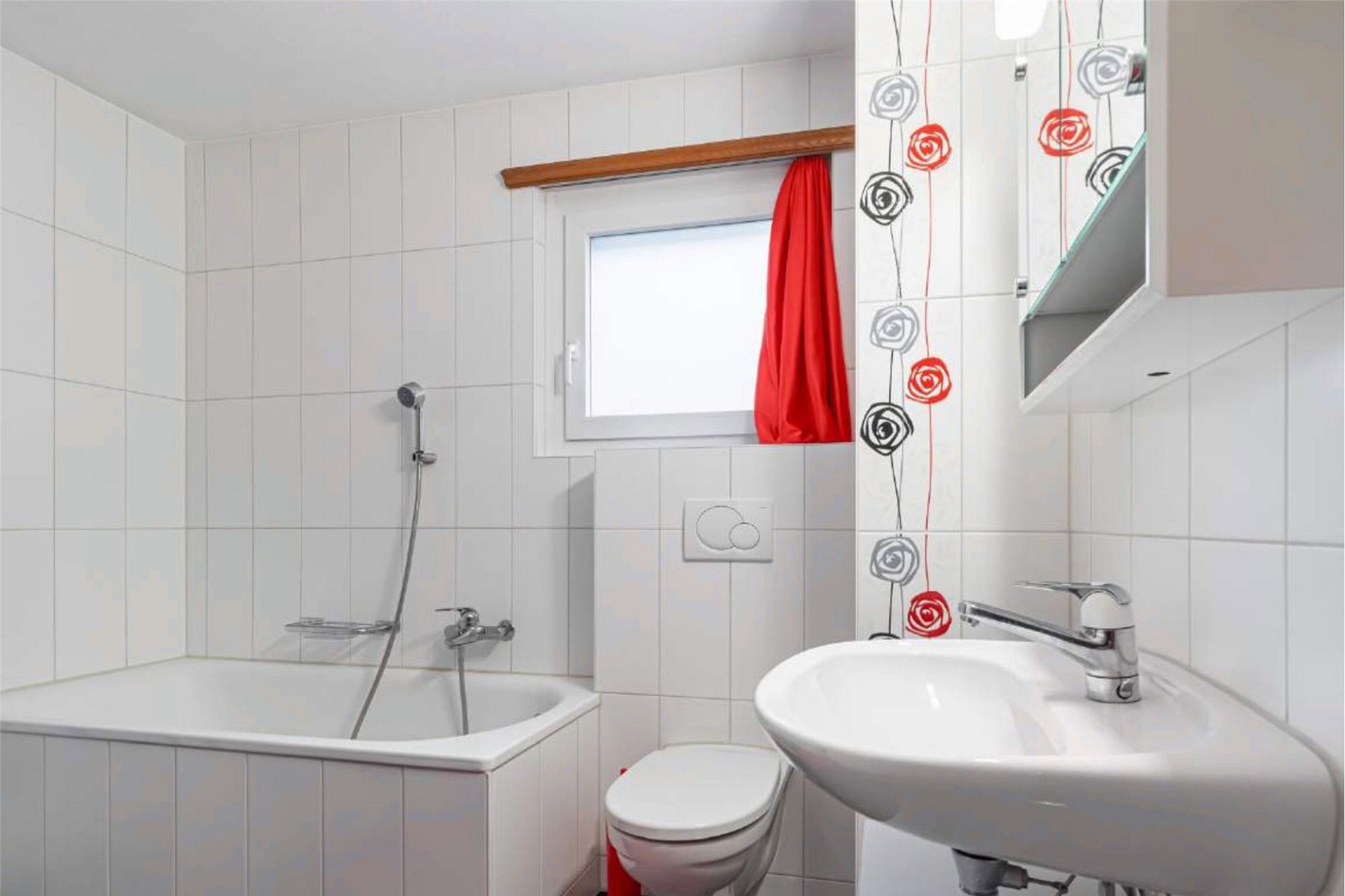 Kleines Badezimmer mit Badewanne und Waschbecken