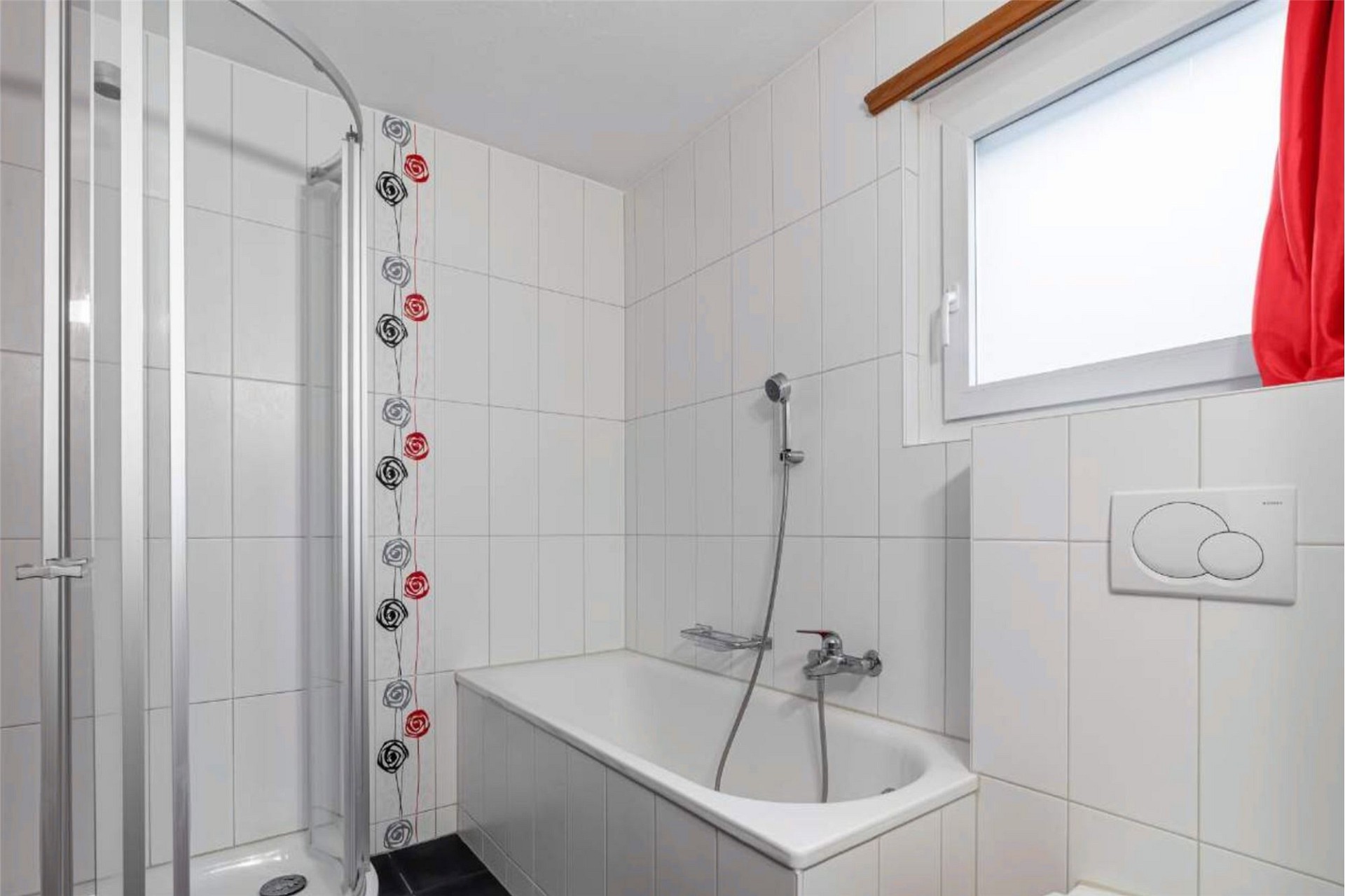 Helles Badezimmer mit Badewanne und Dusche