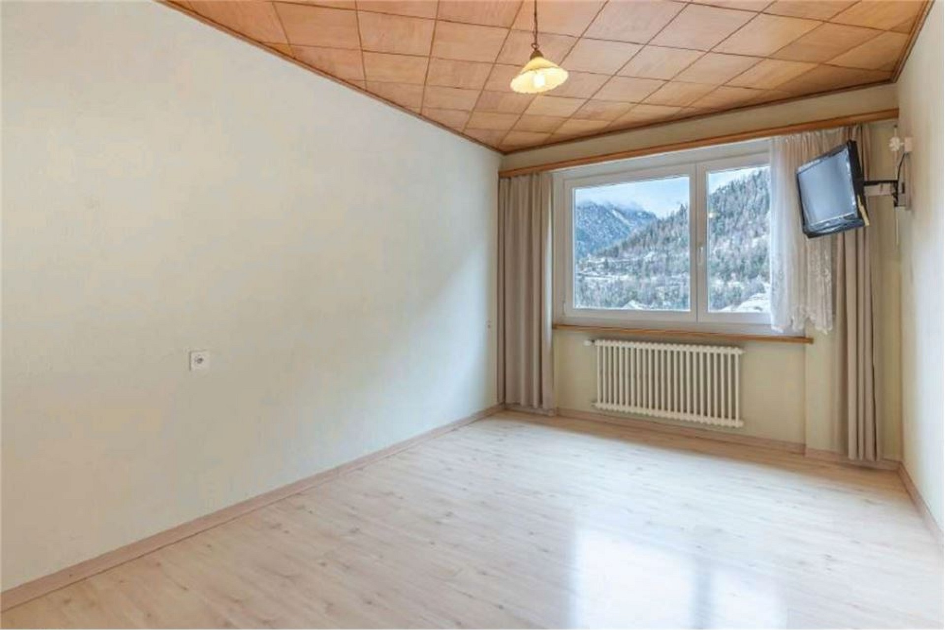 Leeres Zimmer mit Bergblick