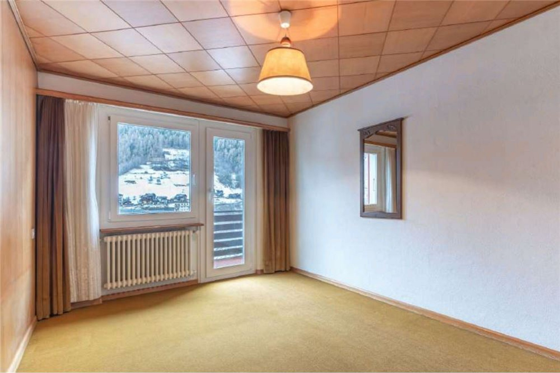 Leeres Zimmer mit Balkon- bzw. Terrassentür