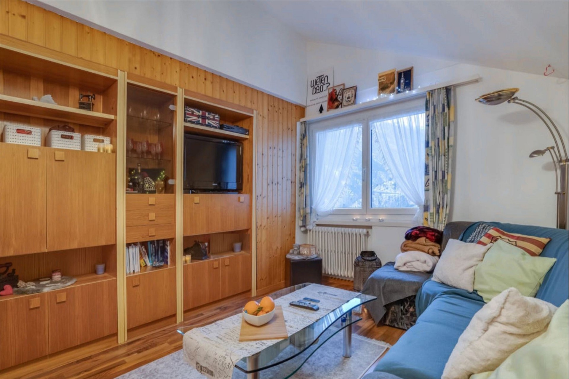 Gemütliches Wohnzimmer mit Holzvertäfelung