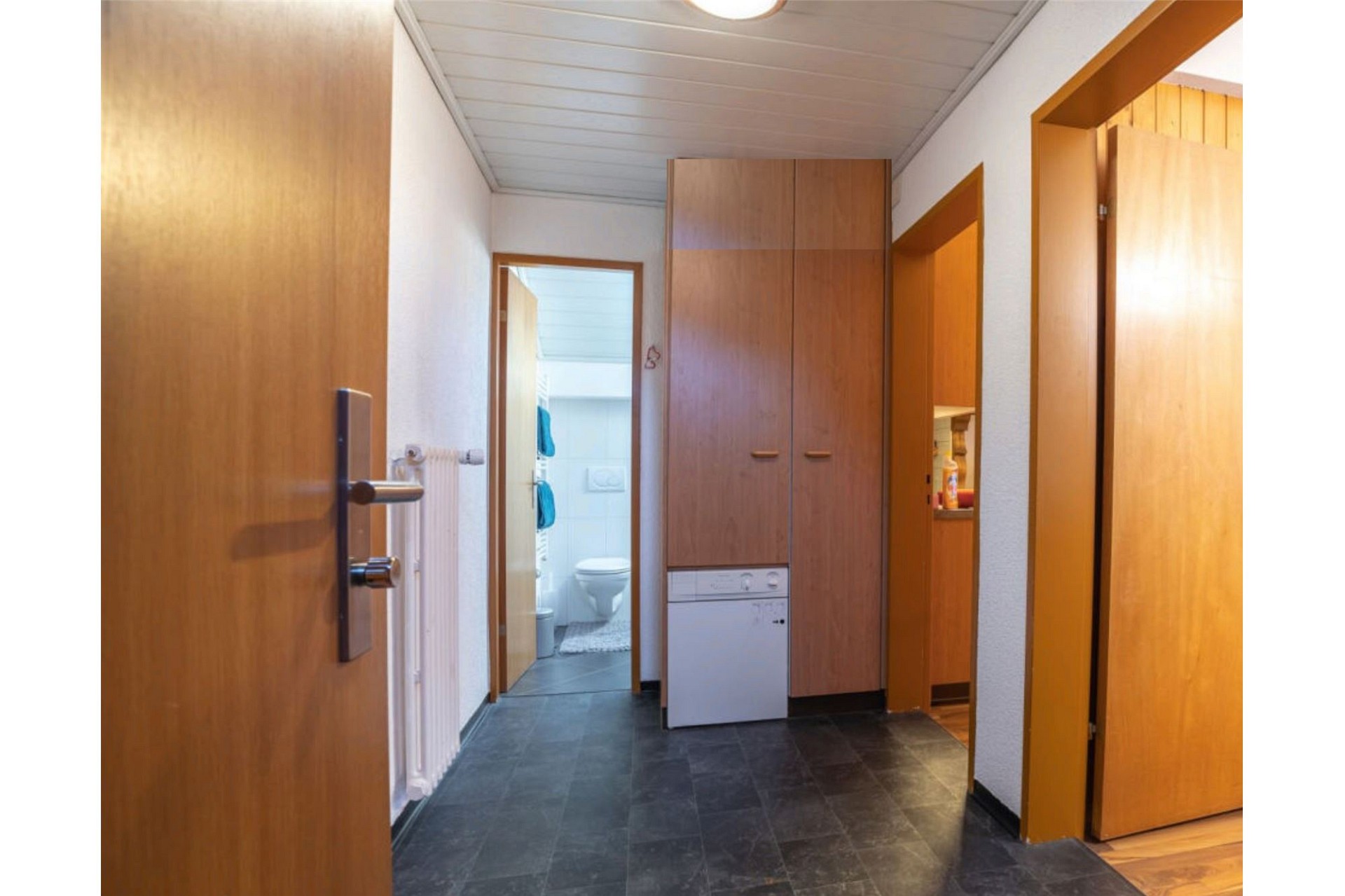 Flur mit Einbauschrank und Blick ins Bad