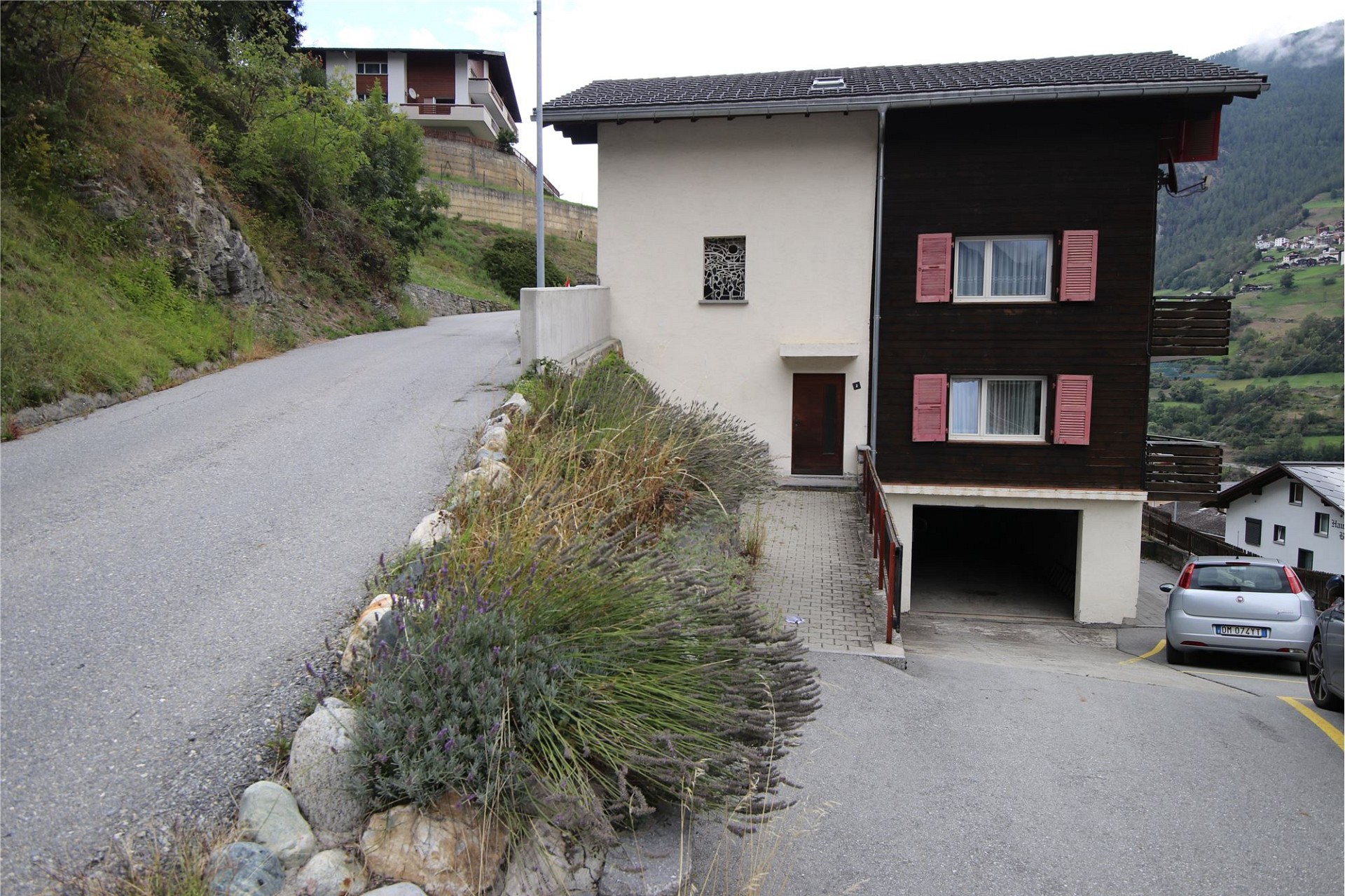 Alpenhaus an Hanglage mit Garage