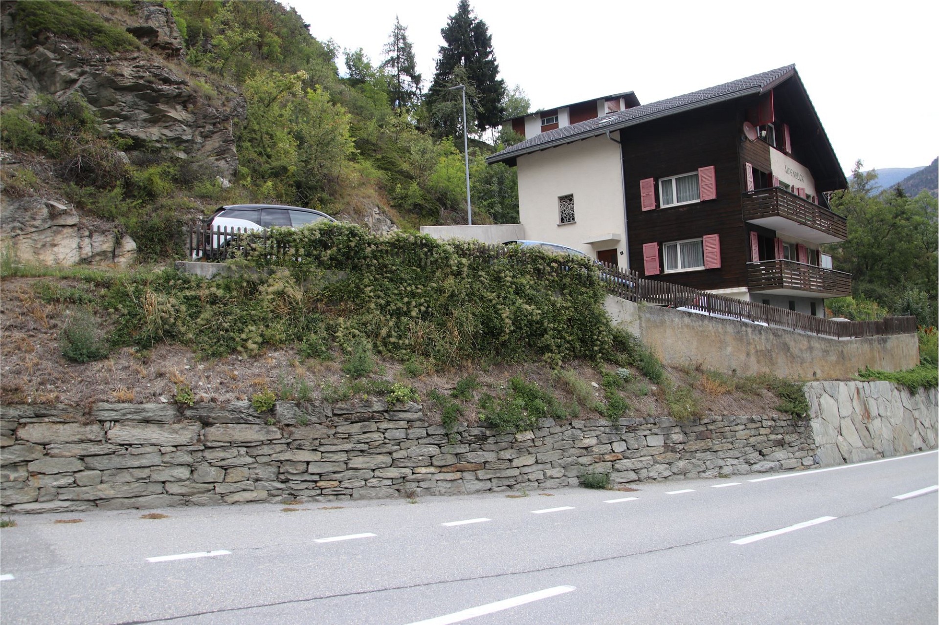 Alpenhaus an Hanglage