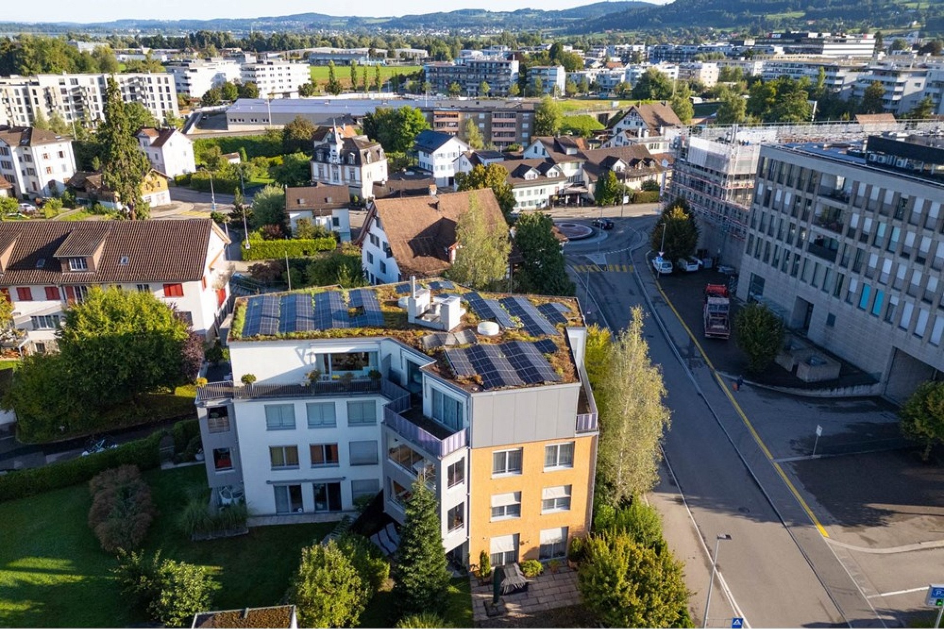 Luftaufnahme eines Wohnquartiers mit Solar-Dach